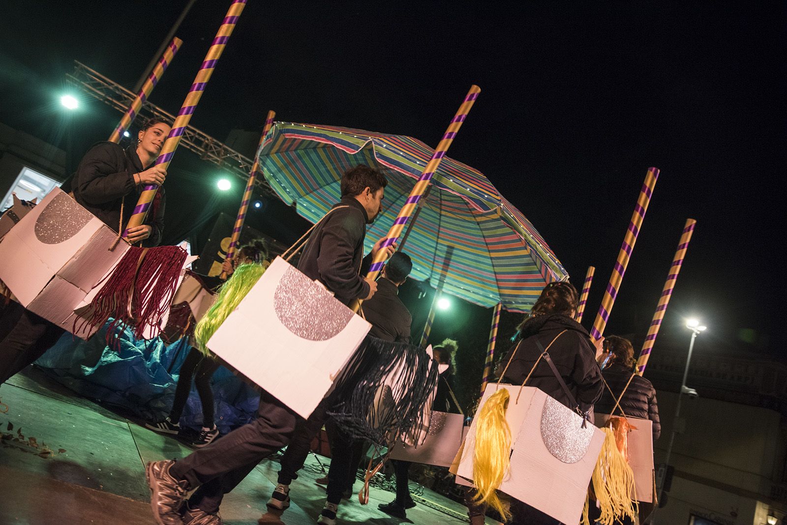 Rua de comparses. FOTO: Bernat Millet.