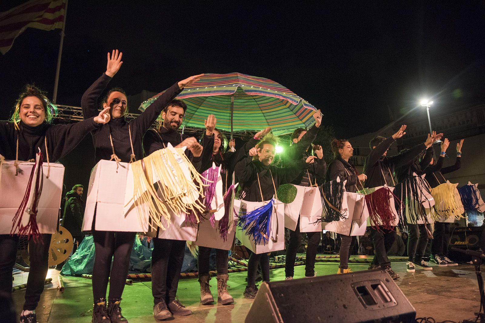 Rua de comparses. FOTO: Bernat Millet.