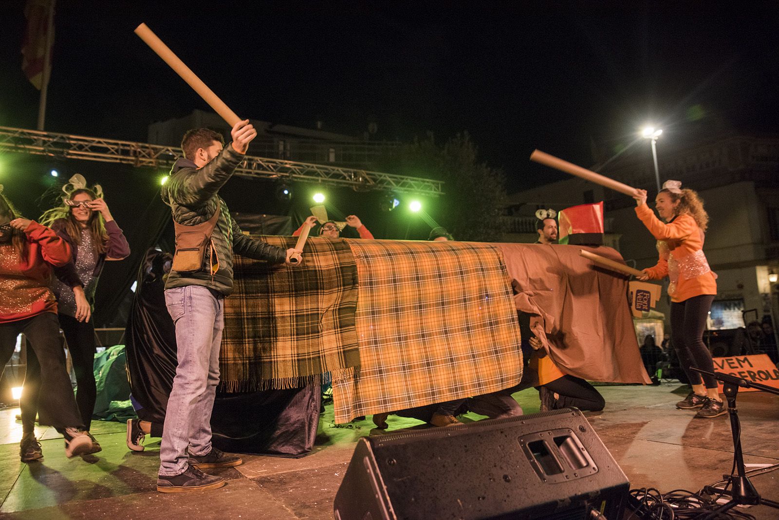 Rua de comparses. FOTO: Bernat Millet.