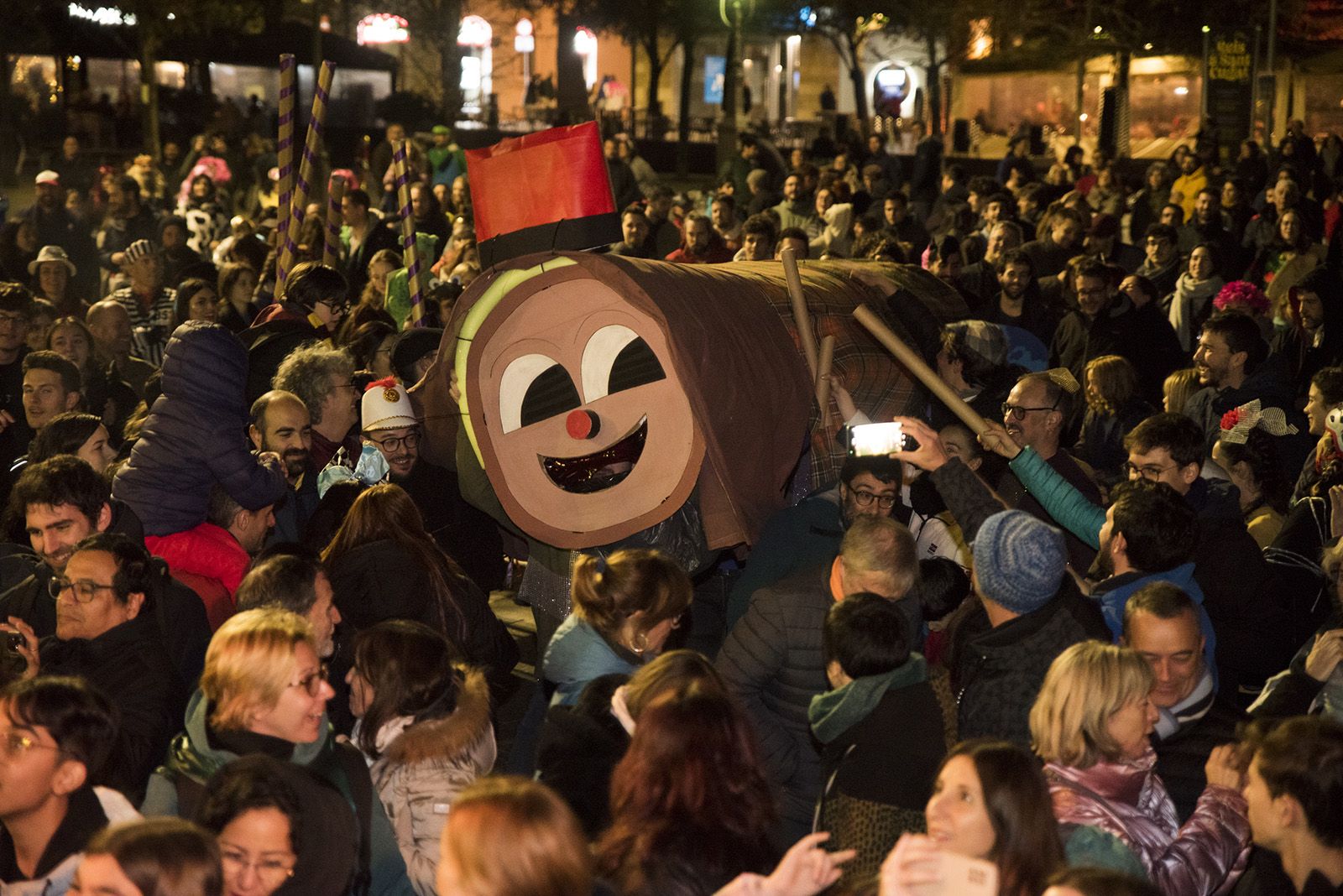 Rua de comparses. FOTO: Bernat Millet.