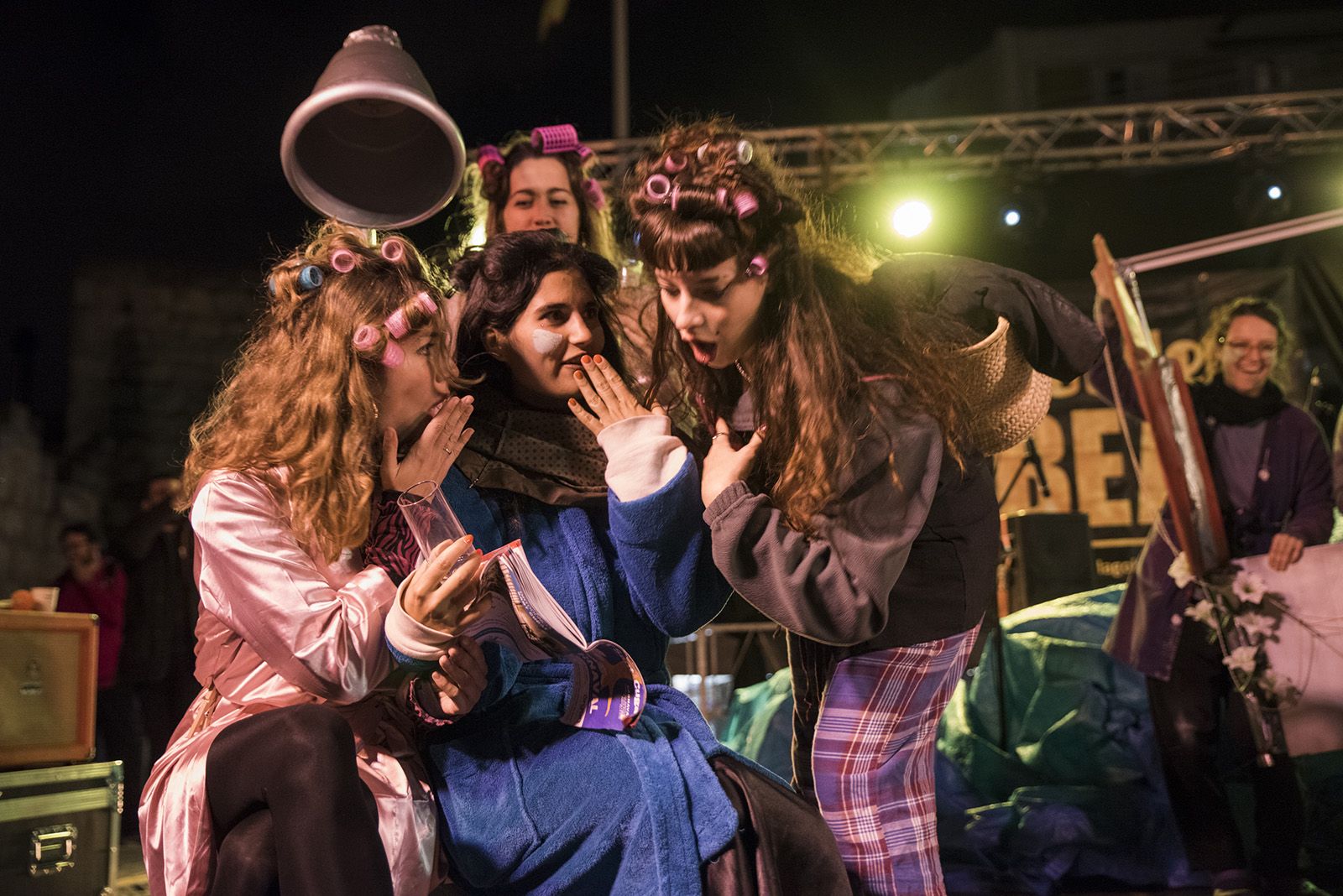 Rua de comparses. FOTO: Bernat Millet.