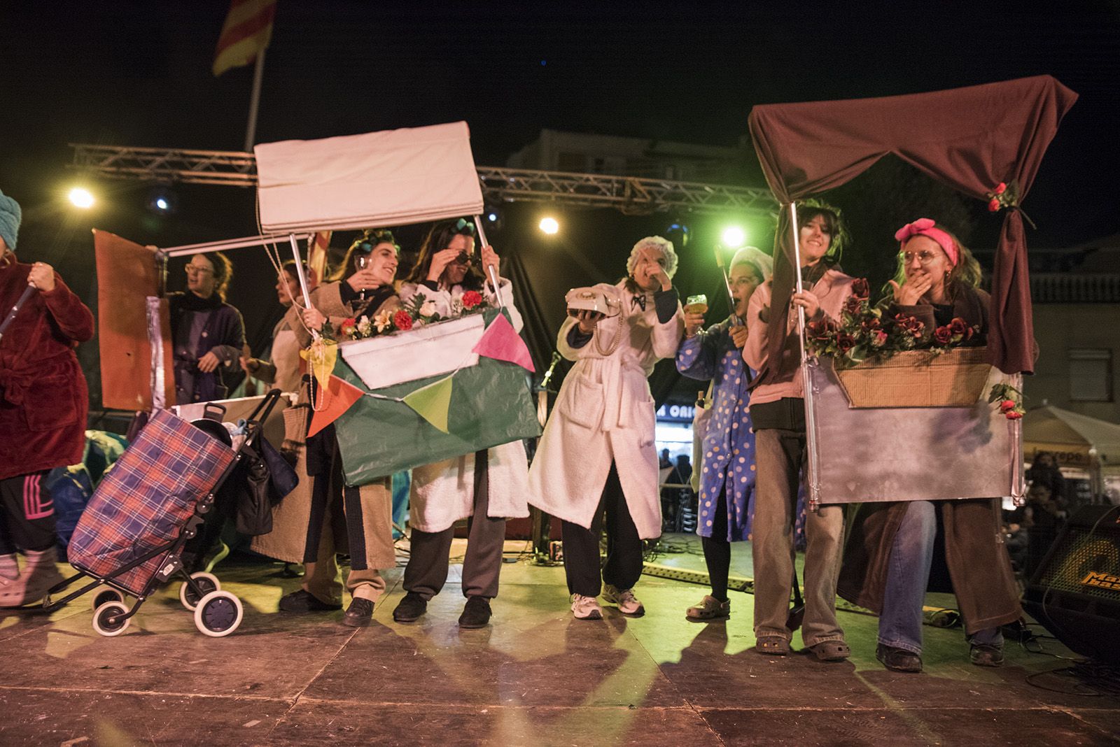 Rua de comparses. FOTO: Bernat Millet.