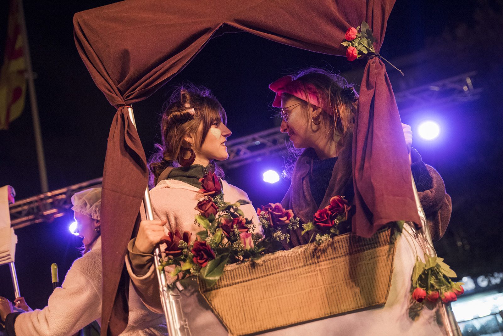 Rua de comparses. FOTO: Bernat Millet.