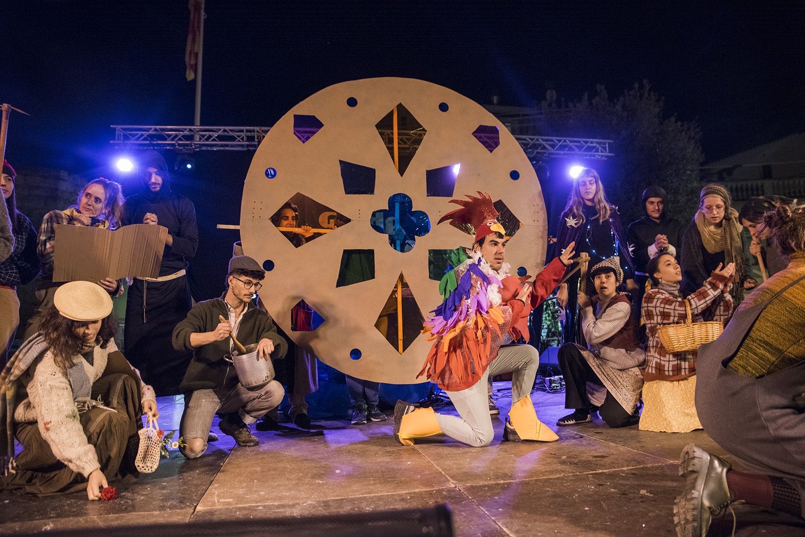 Rua de comparses. FOTO: Bernat Millet.