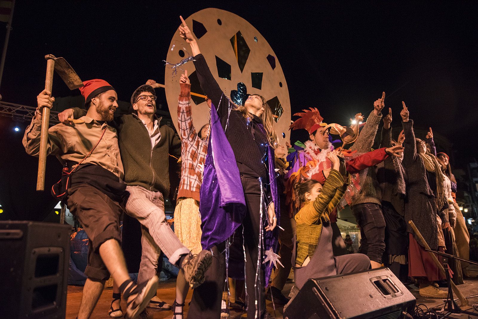 Rua de comparses. FOTO: Bernat Millet.