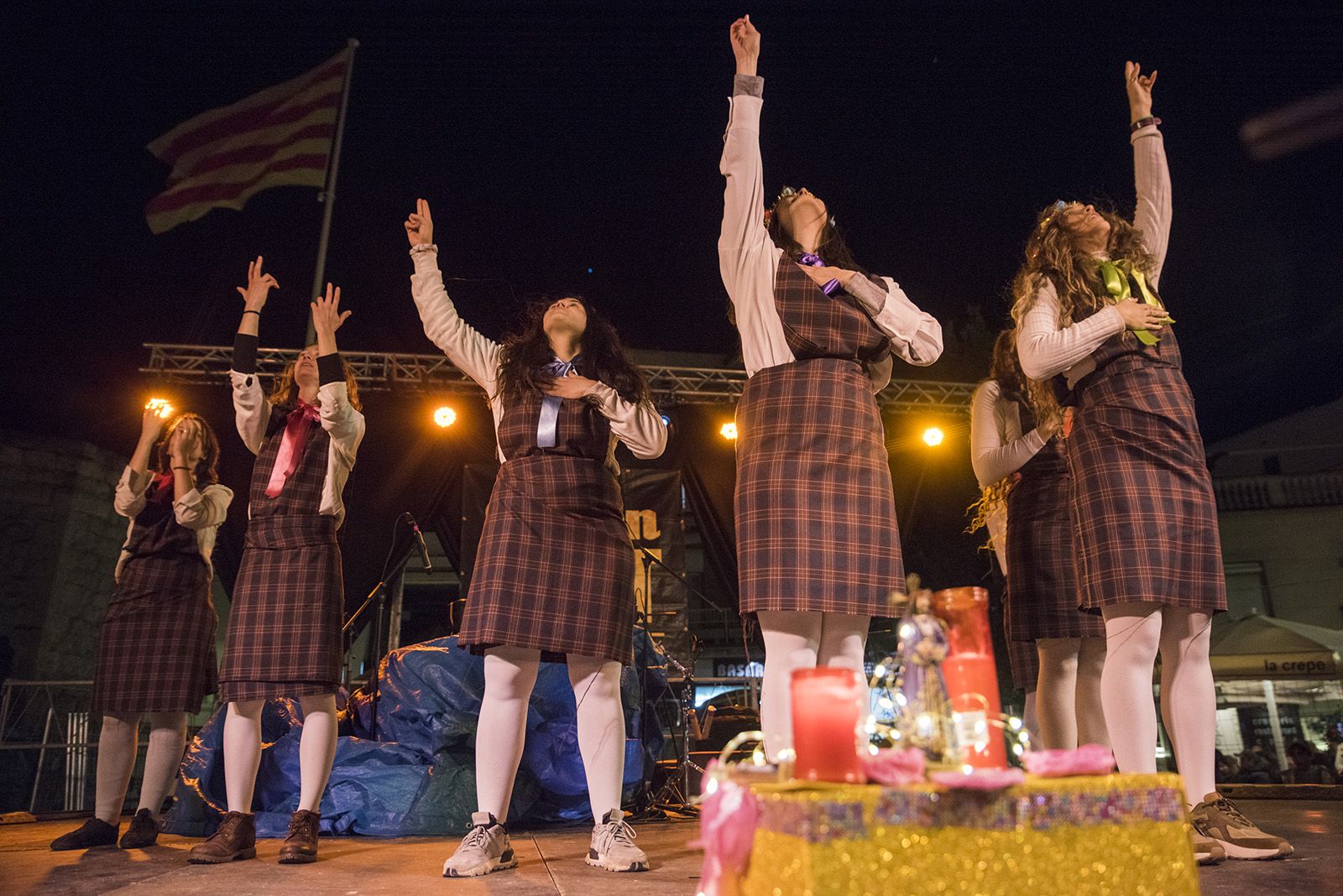 Rua de comparses. FOTO: Bernat Millet.