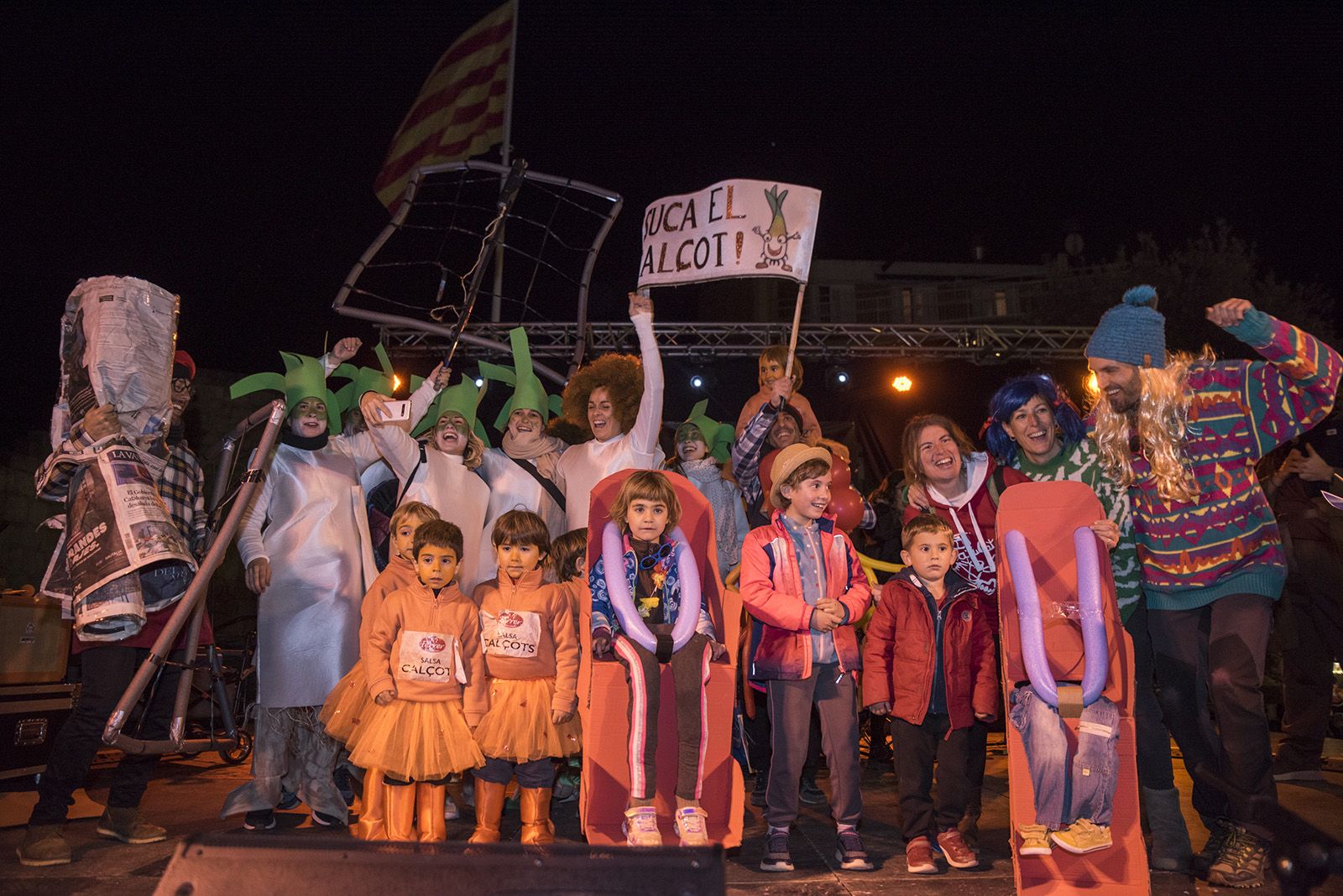 La 'Muntanya Russa' i 'Suca el Calçot' empaten pel primer premi de comparses d'escoles. FOTO: Bernat Millet.