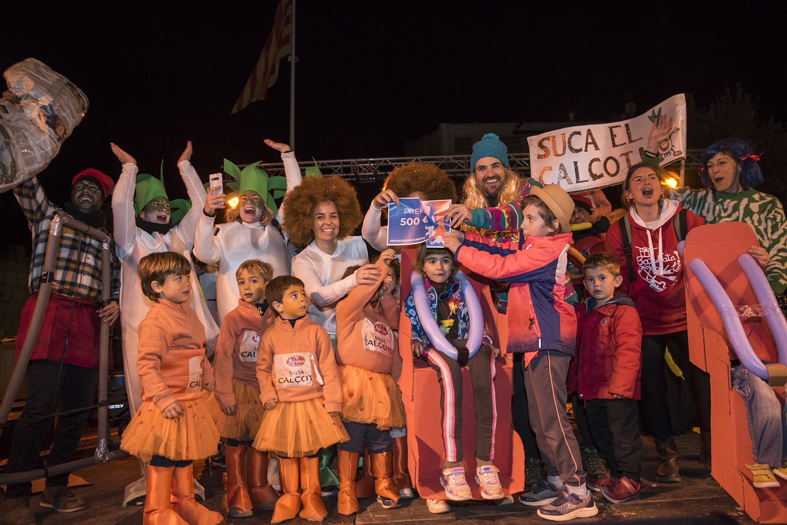 La 'Muntanya Russa' i 'Suca el Calçot' empaten pel primer premi de comparses d'escoles. FOTO: Bernat Millet.