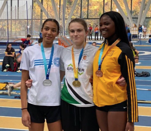 Lycie Ruiz, a la dreta, amb la medalla de bronze de triple salt en el Campionat de Catalunya sub-18 en pista coberta. FOTO: Cedida