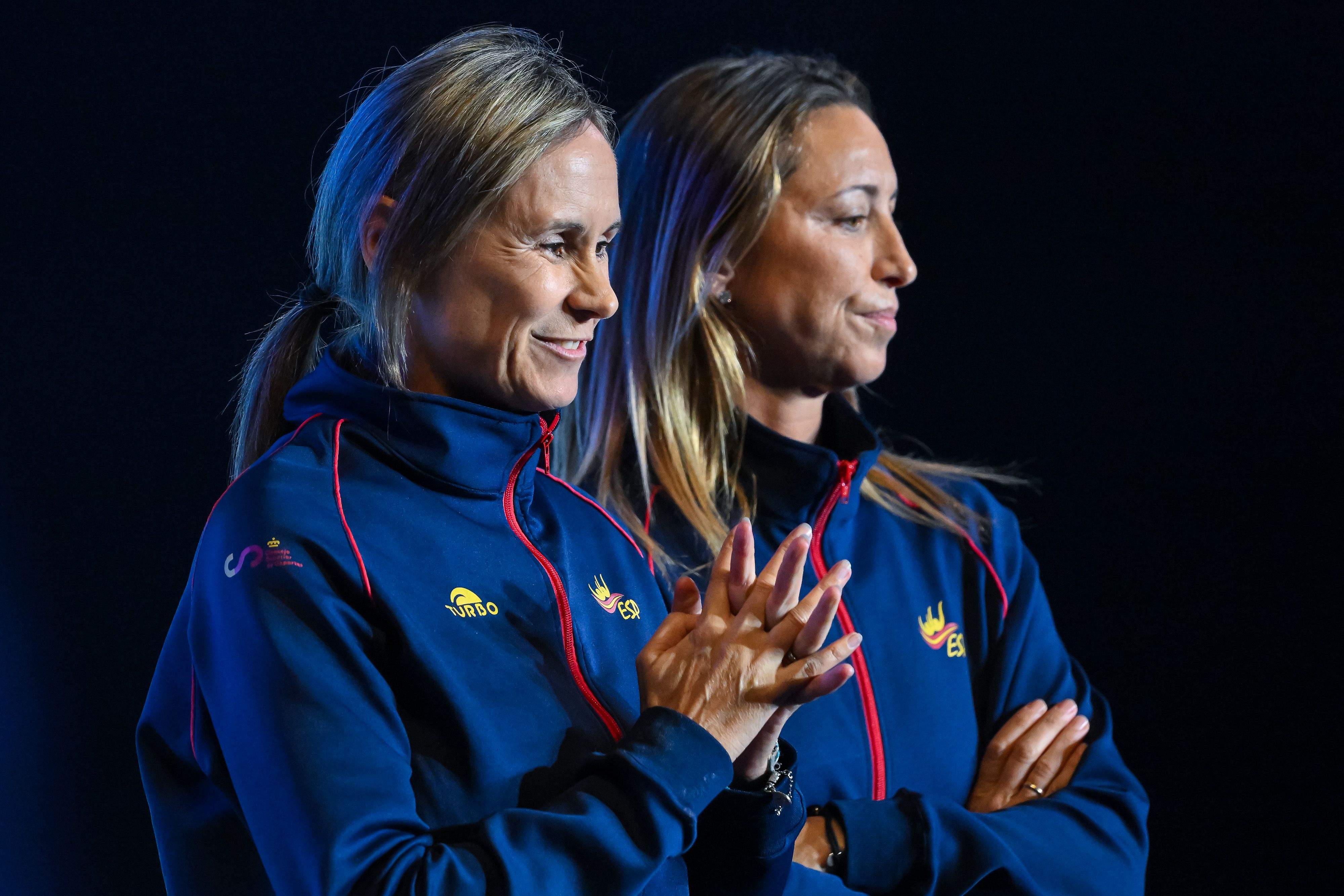 Gemma Mengual (dreta) amb l'entrenadora Anna Vega en el Mundial de Natació Artística. FOTO: RFEN