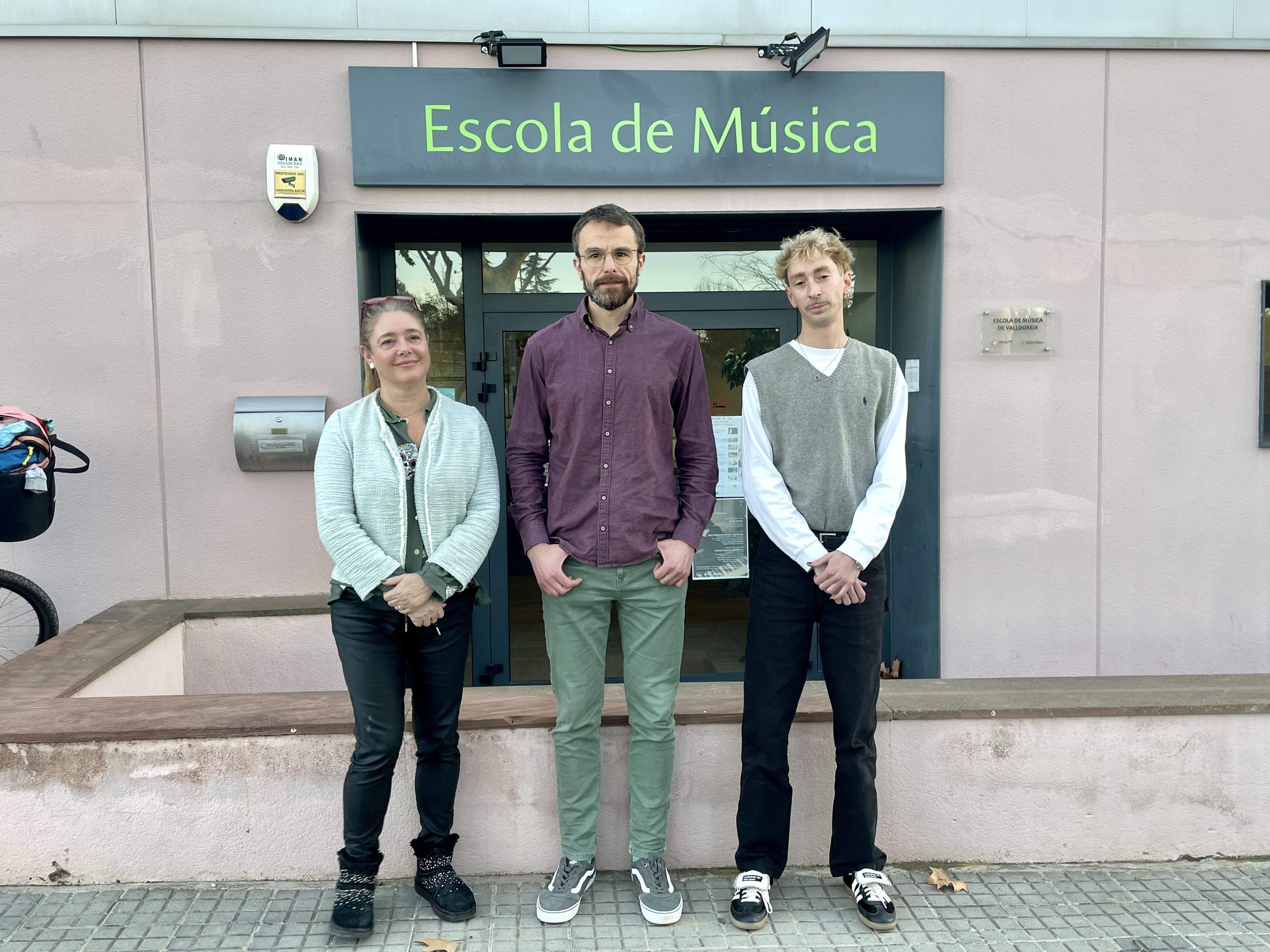 Els representants de Junts per Valldoreix,  Lluïsa Muñoz,  Bernat Gisbert i Adrian Van der Hoeven. Foto: TOT.