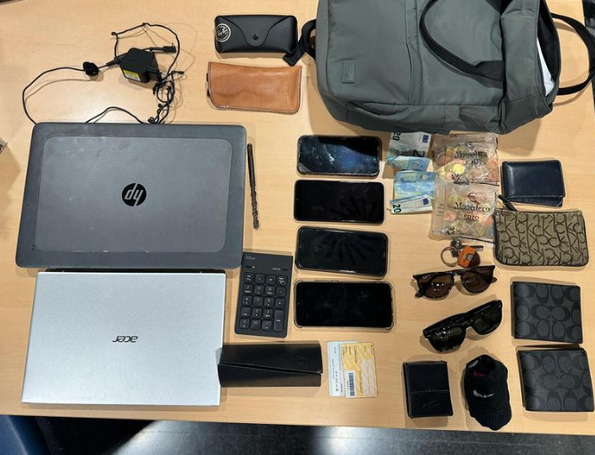 Part del botí que van robar els 2 lladres. FOTO: Policia Local