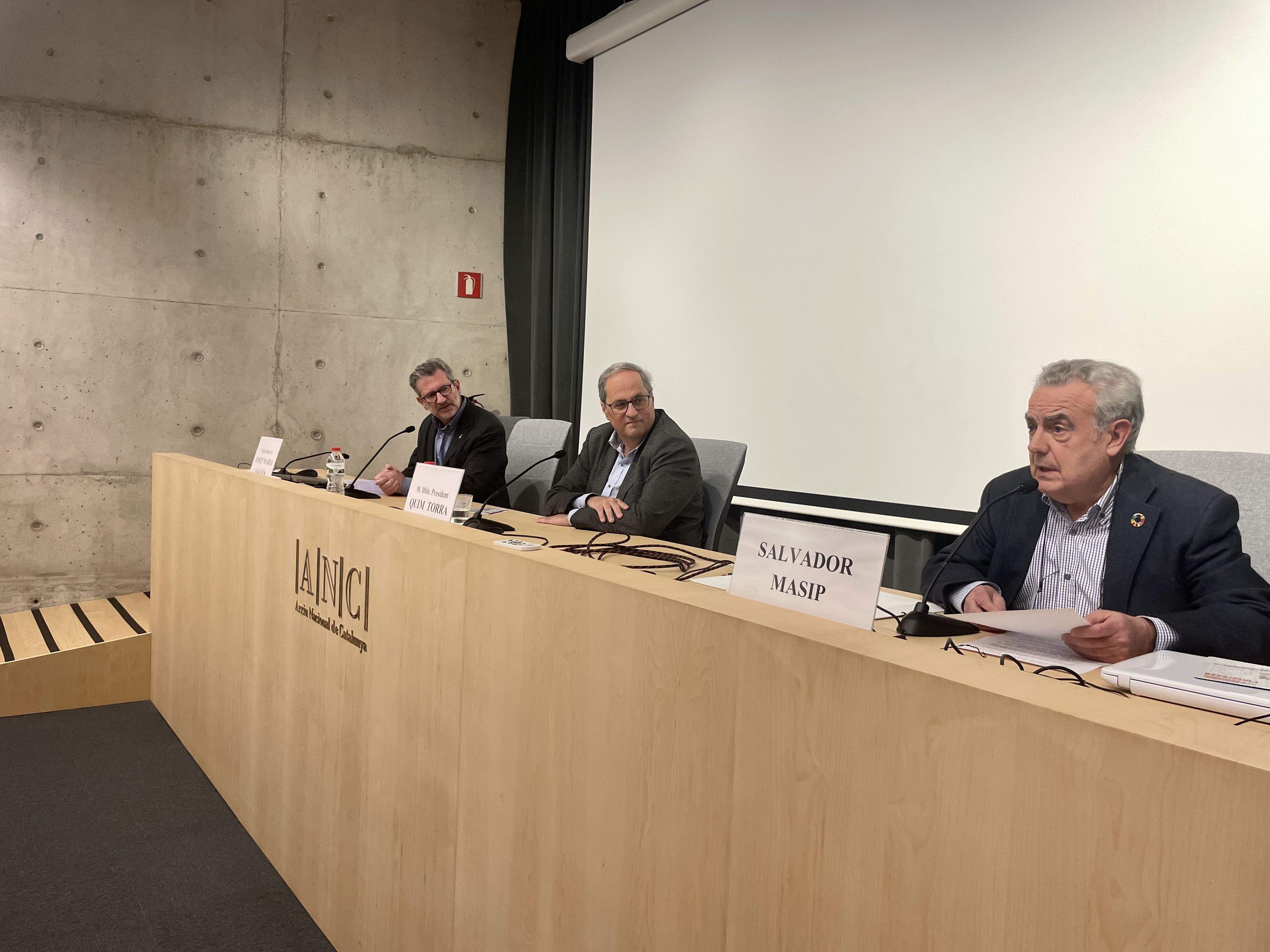 Josep Maria Vallès, alcalde de Sant Cugat, Quim Torra expresident de la Generalitat i Salvador Massip, president d'Amics de la UNESCO de Sant Cugat. Foto: TOT.