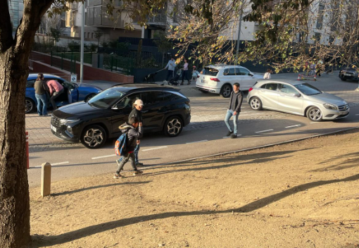L'entorn de l'escola L'Olivera amb cotxes aparcats en un passatge vianantitzat. FOTO: Cedida
