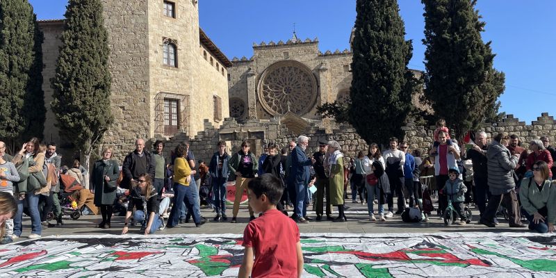 S'ha desplegat un Guernica a la plaça que els nens han pogut pintar FOTO: Àgata Guinó 