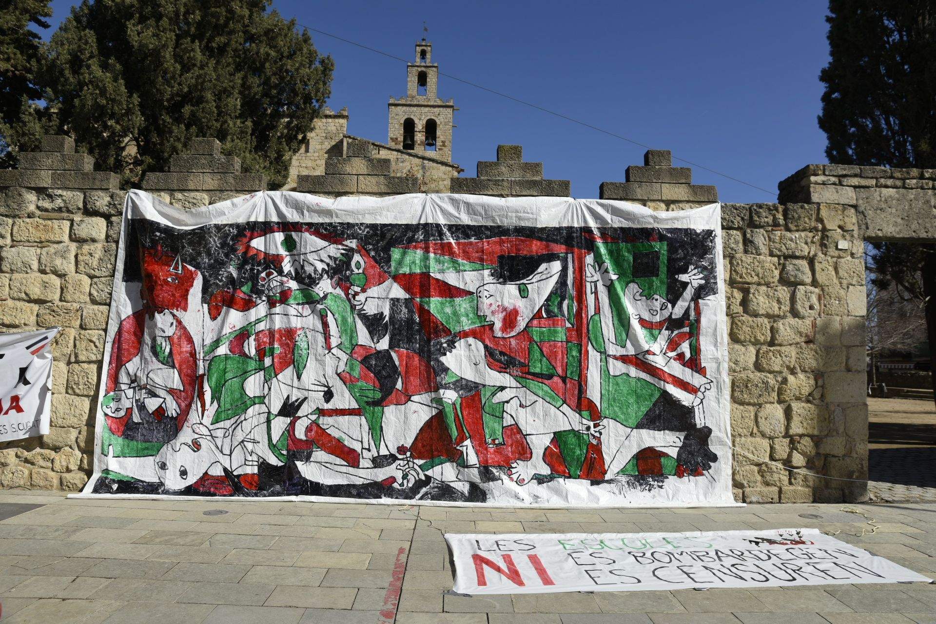 S'ha desplegat un Guernica a la plaça que els nens han pogut pintar FOTO: Bernat Millet