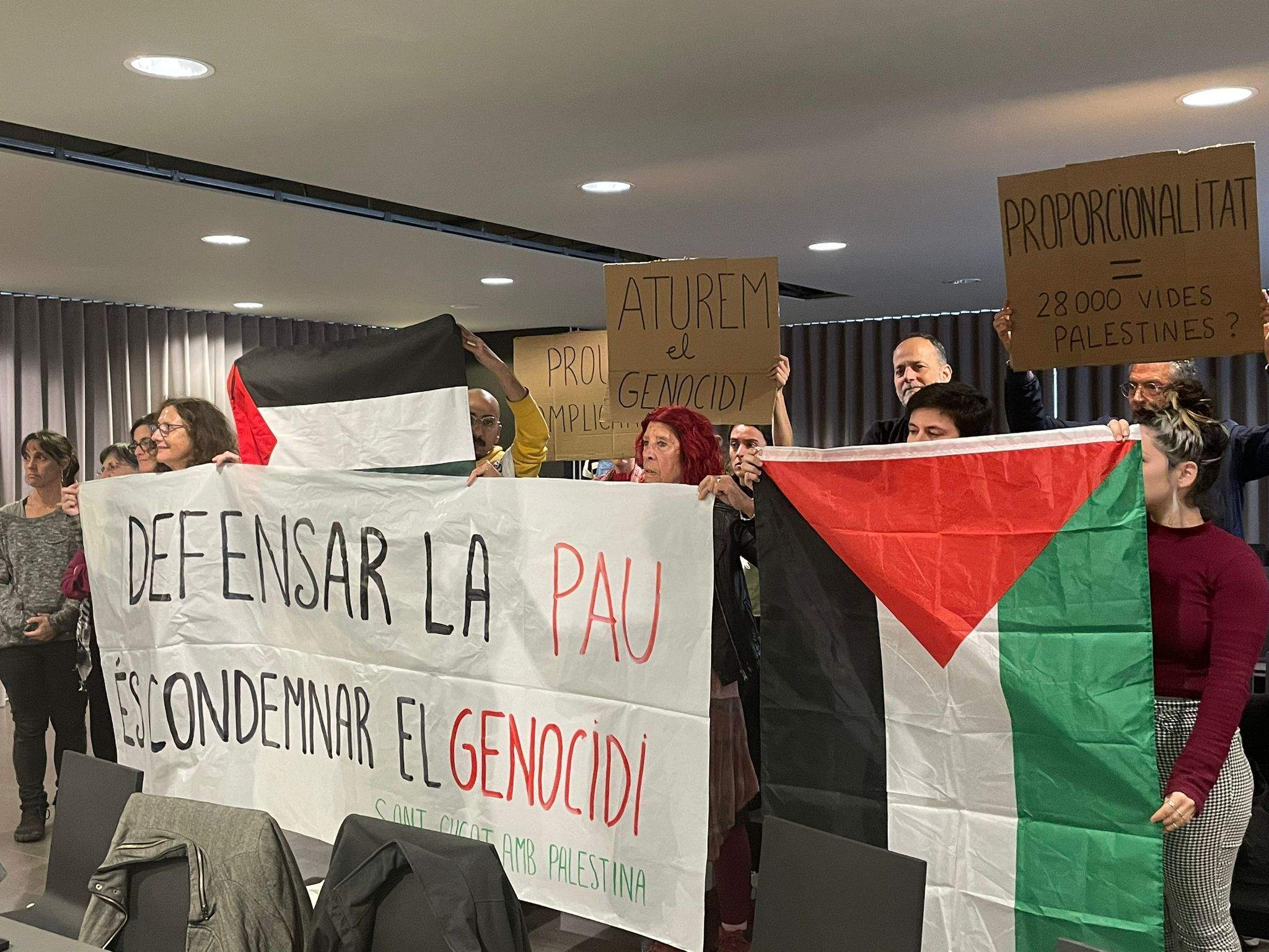 Membres de Sant Cugat per Palestina durant el ple municipal / Foto: TOT Sant Cugat