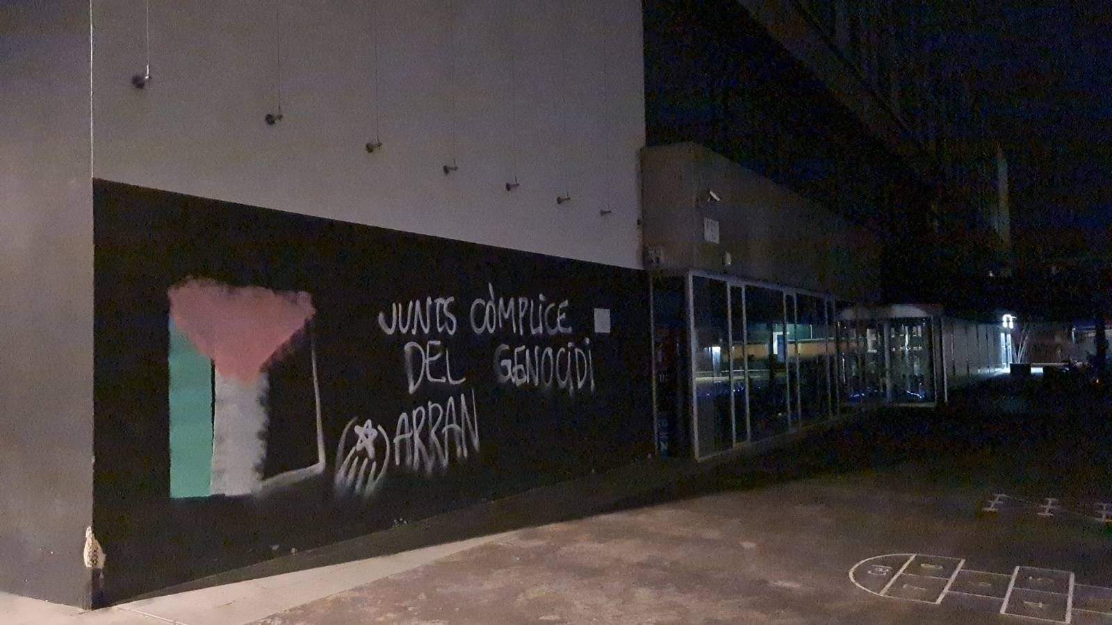 La pintada d'Arran a la façana de l'ajuntament de Sant Cugat FOTO: Cedida