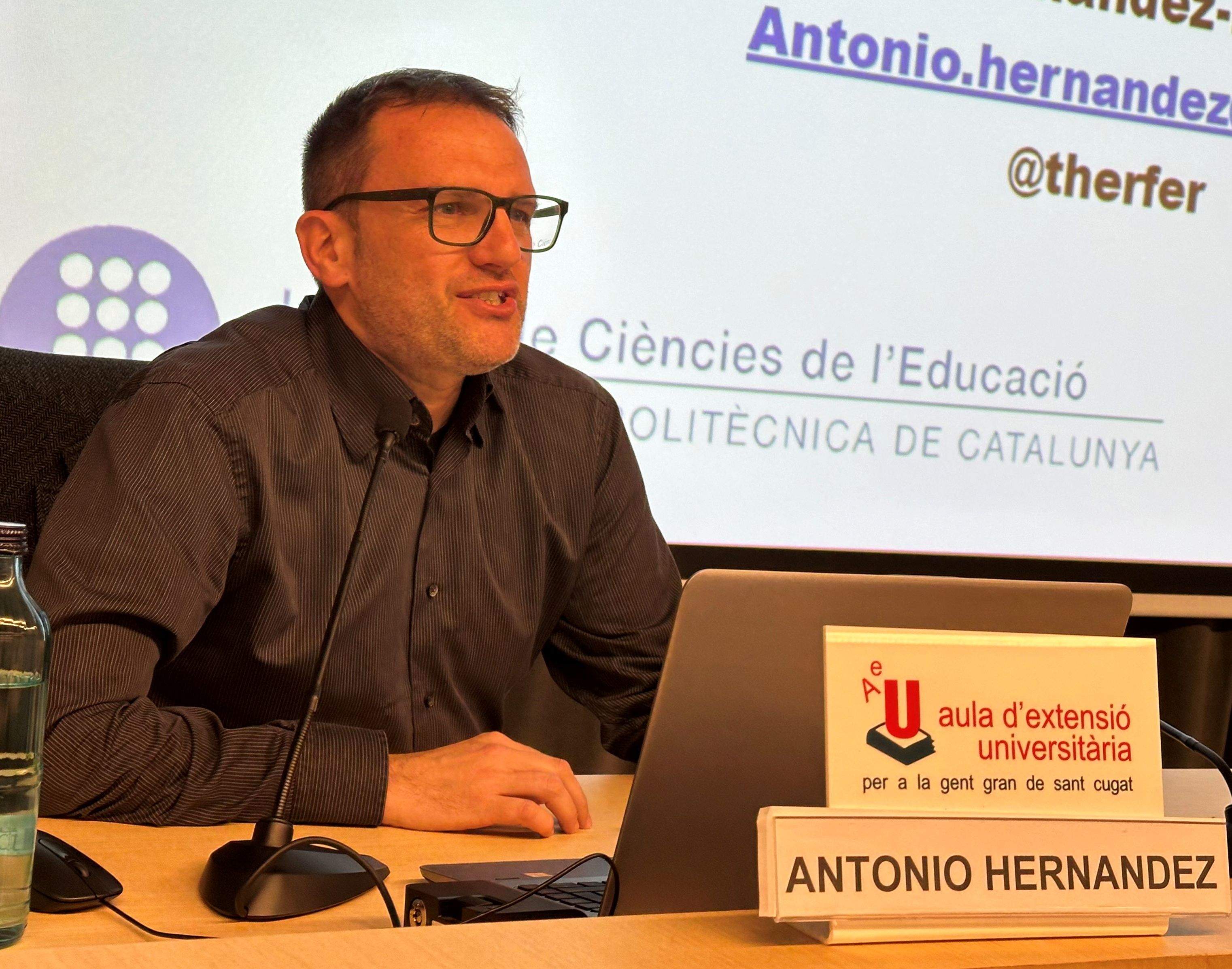 Sr. Antonio Hernández, Físic i Doctor en Ciència Cognitiva i Llenguatge FOTO: Cedida