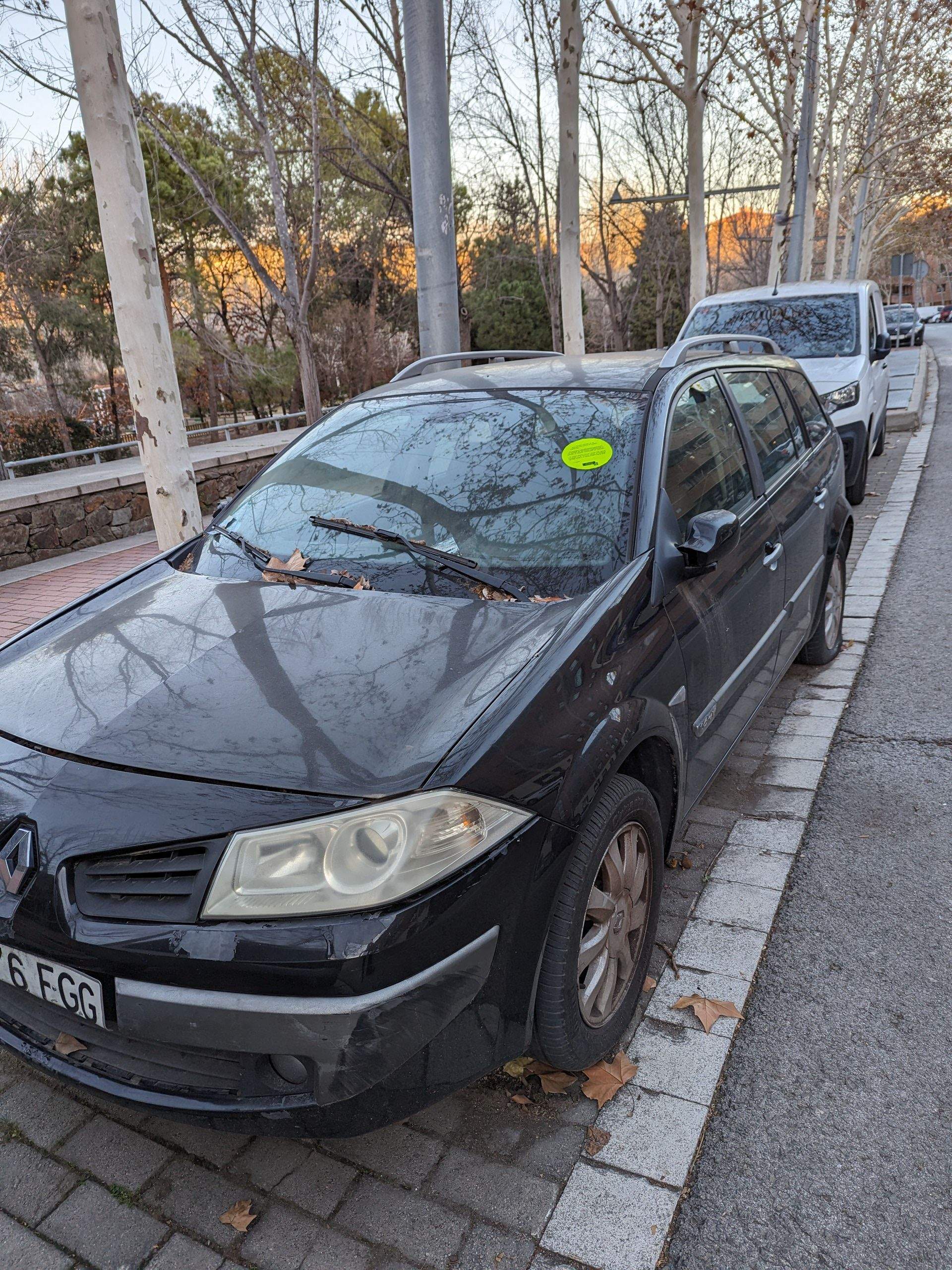 Vehículos abandonados en el calle de Manel Farrés FOTO: Jose A. Lorenz