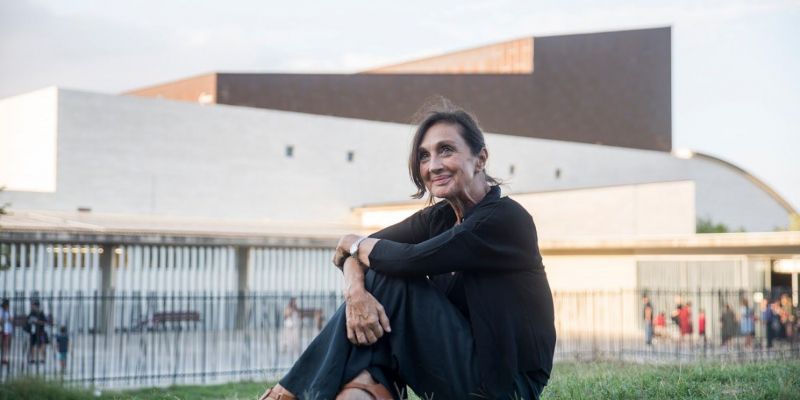 Sílvia Munt davant del Teatre-Auditori FOTO: Bernat Millet
