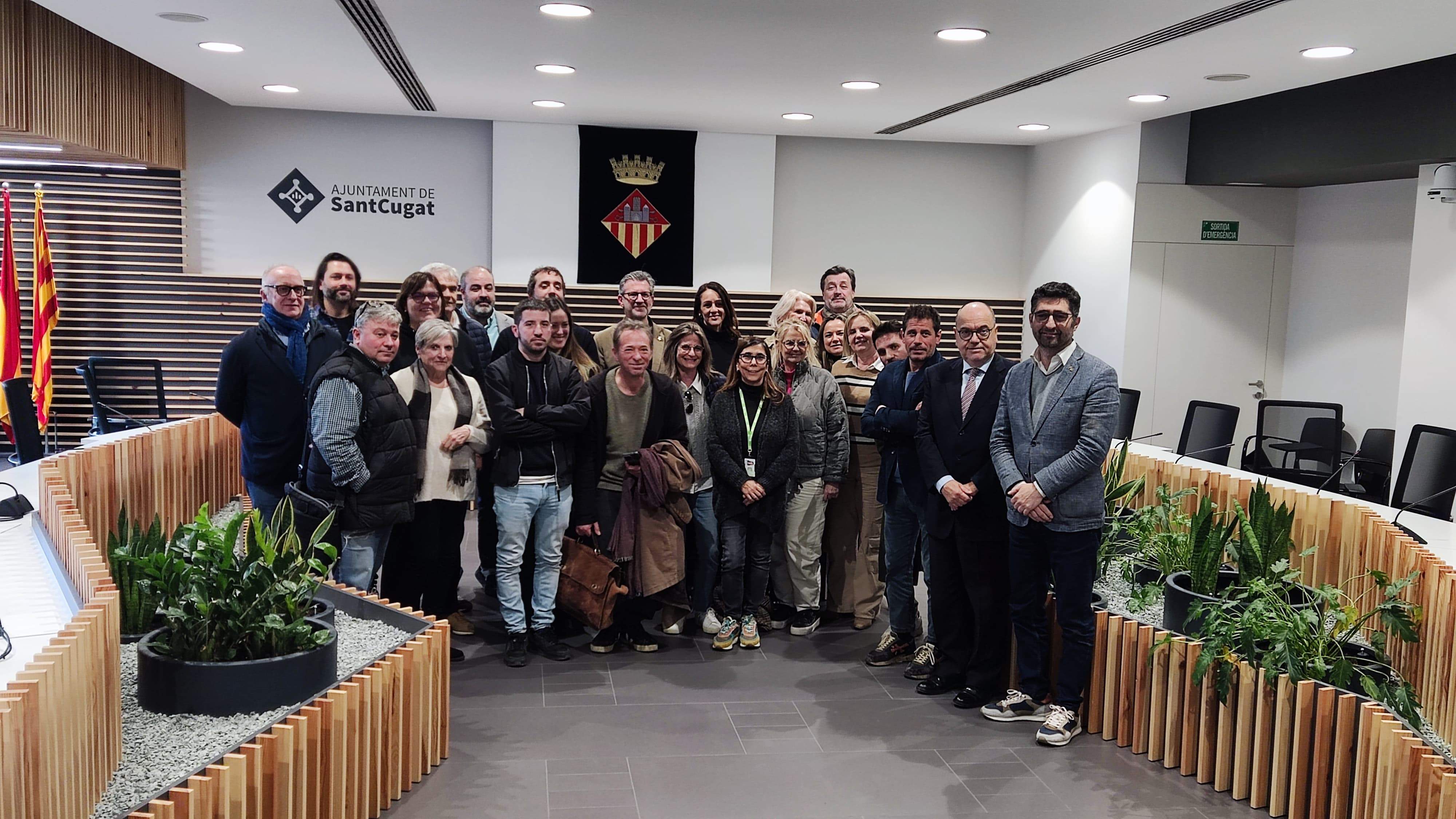 Els assistents a la reunió entre l'Ajuntament i l'associació de comerciants de la zona del Xic FOTO: TOT Sant Cugat