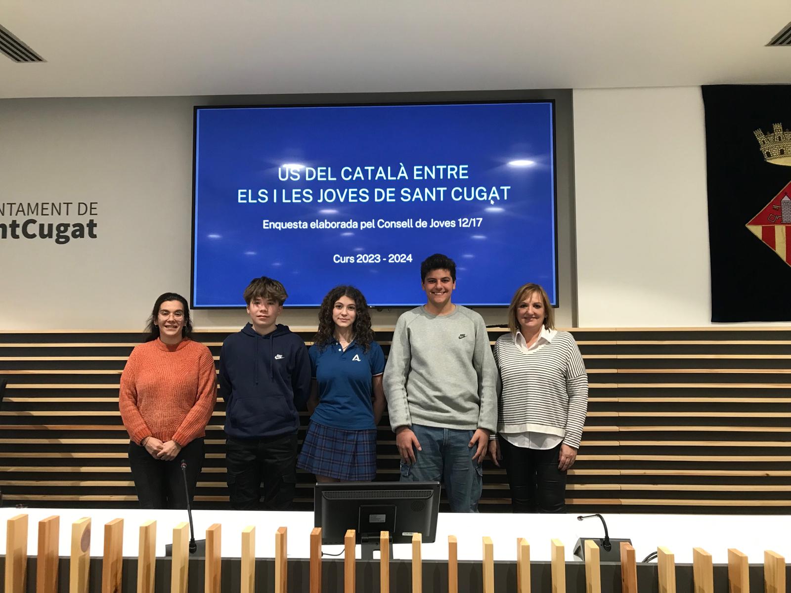 La regidora d'Infància i Joventut, Esther Madrona, els representants del Consell de Joves i la regidora de Política Lingüística, Núria Fernández FOTO: 'TOT'