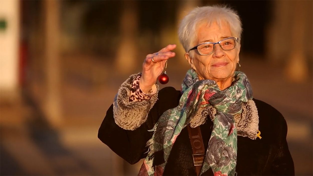 Imatge de Montserrat Maranges en una imatge d'arxiu d'un anunci de l'Ajuntament l'any 2019 per a la campanya 'Els camins de Nadal' on Maranges apareixia en un segment al barri de Volpelleres / Foto: Gravació feta per Cugat Mèdia a encàrrec de l'Ajuntament 