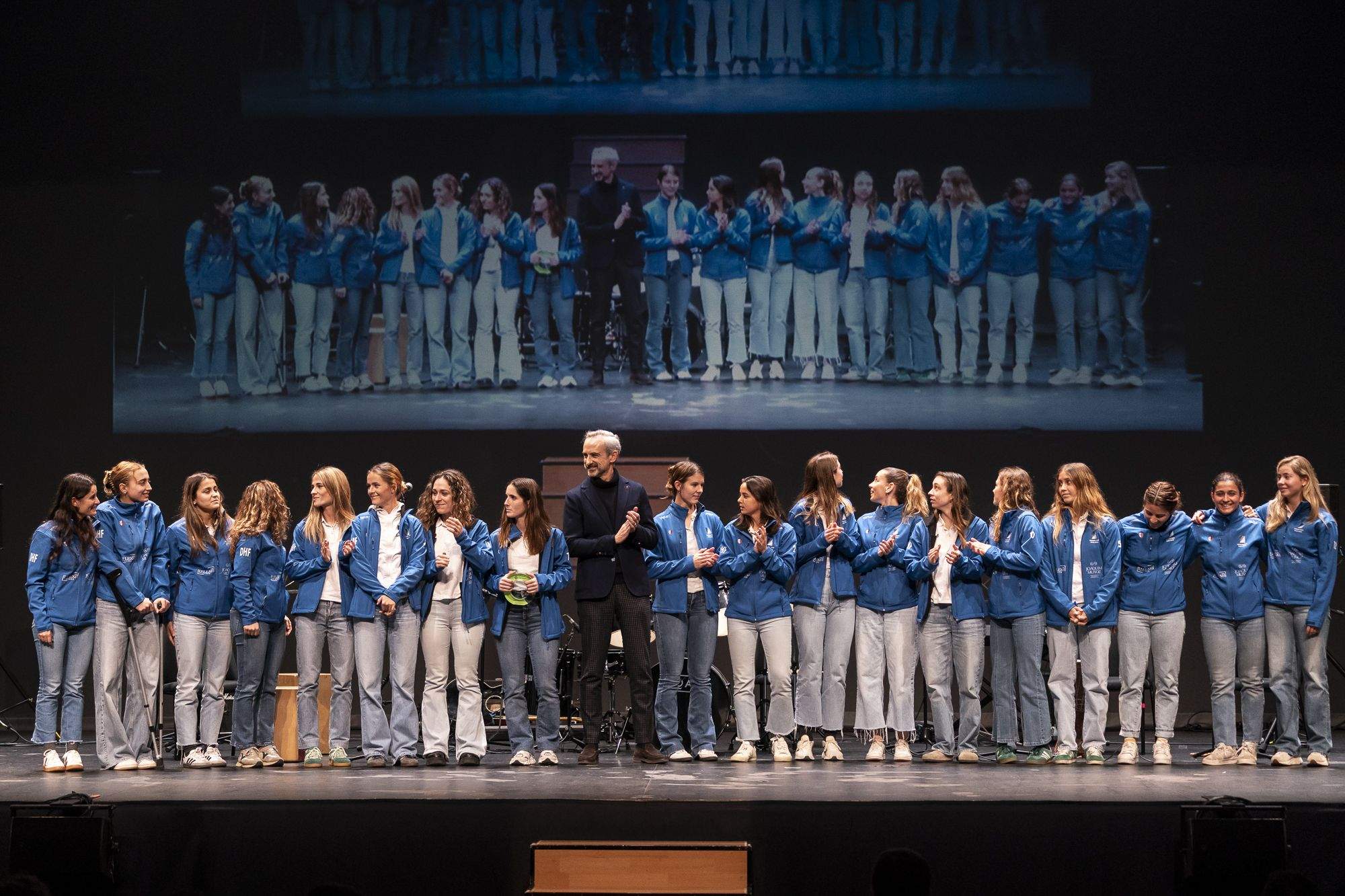 El primer equip femení d'hoquei herba del Junior FC, guardonat amb el premi a millor equip sènior en la 23a edició dels Premis Esport en Marxa. FOTO: Mireia Comas