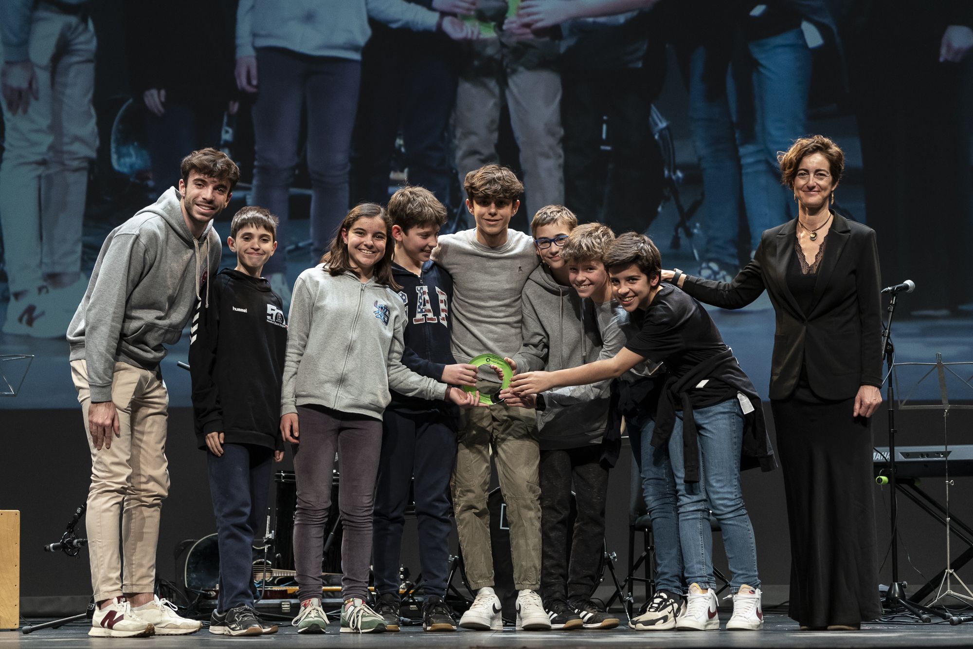 L'equip d'handbol aleví de l'Escola Avenç, guardonat amb el premi a millor 23a edició dels Premis Esport en Marxa. FOTO: Mireia Comas