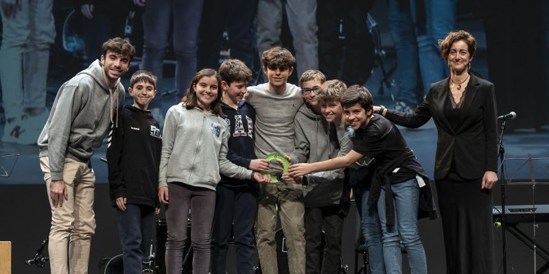 L'equip d'handbol aleví de l'Escola Avenç, guardonat amb el premi a millor 23a edició dels Premis Esport en Marxa. FOTO: Mireia Comas