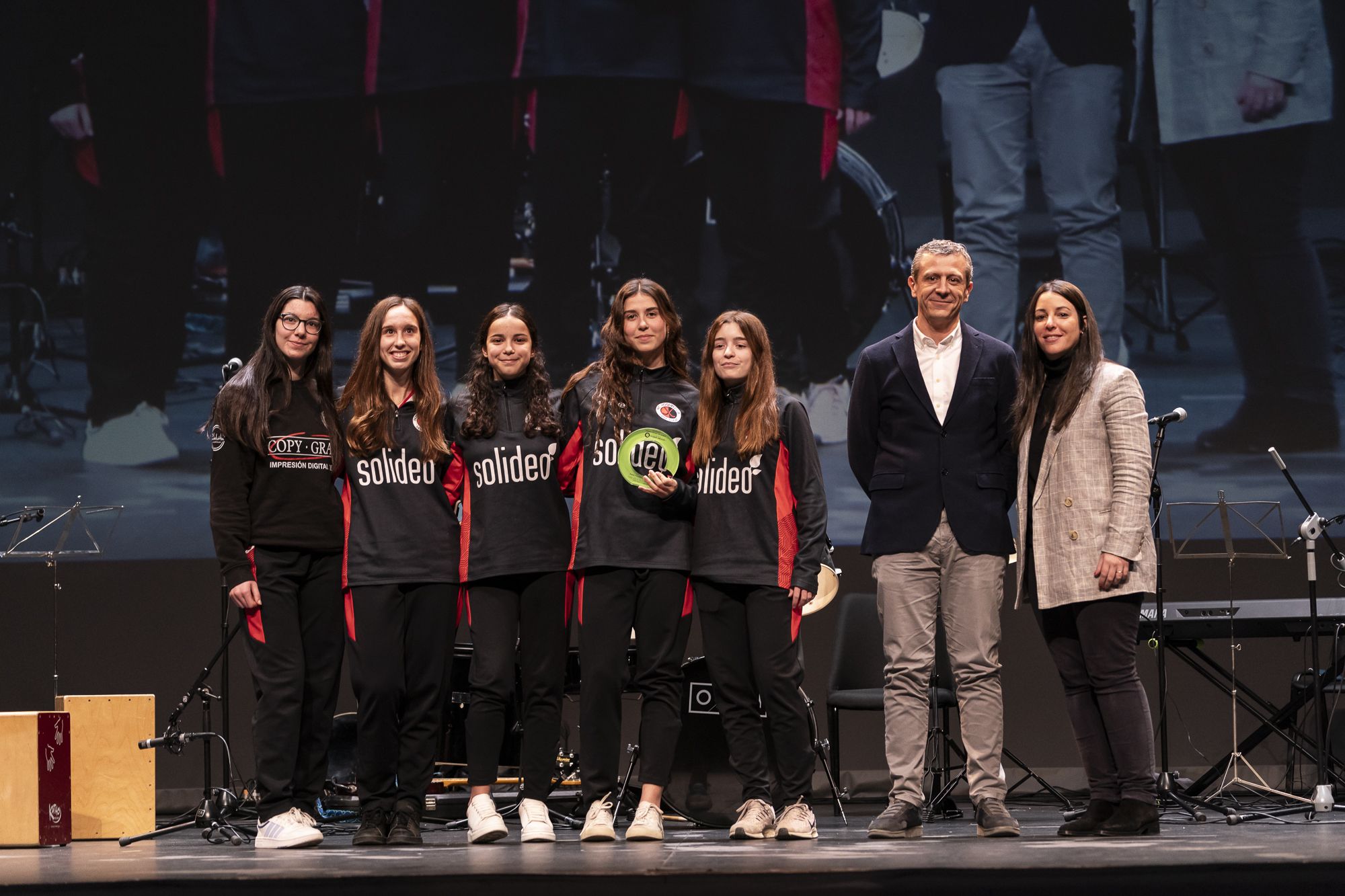 L'equip femení sub-15 del Solideo Patí Hoquei Club Sant Cugat, guardonat amb el premi a millor projecció exterior en la 23a edició dels Premis Esport en Marxa. FOTO: Mireia Comas