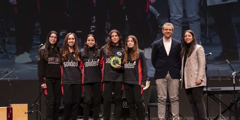 L'equip femení sub-15 del Solideo Patí Hoquei Club Sant Cugat, guardonat amb el premi a millor projecció exterior en la 23a edició dels Premis Esport en Marxa. FOTO: Mireia Comas