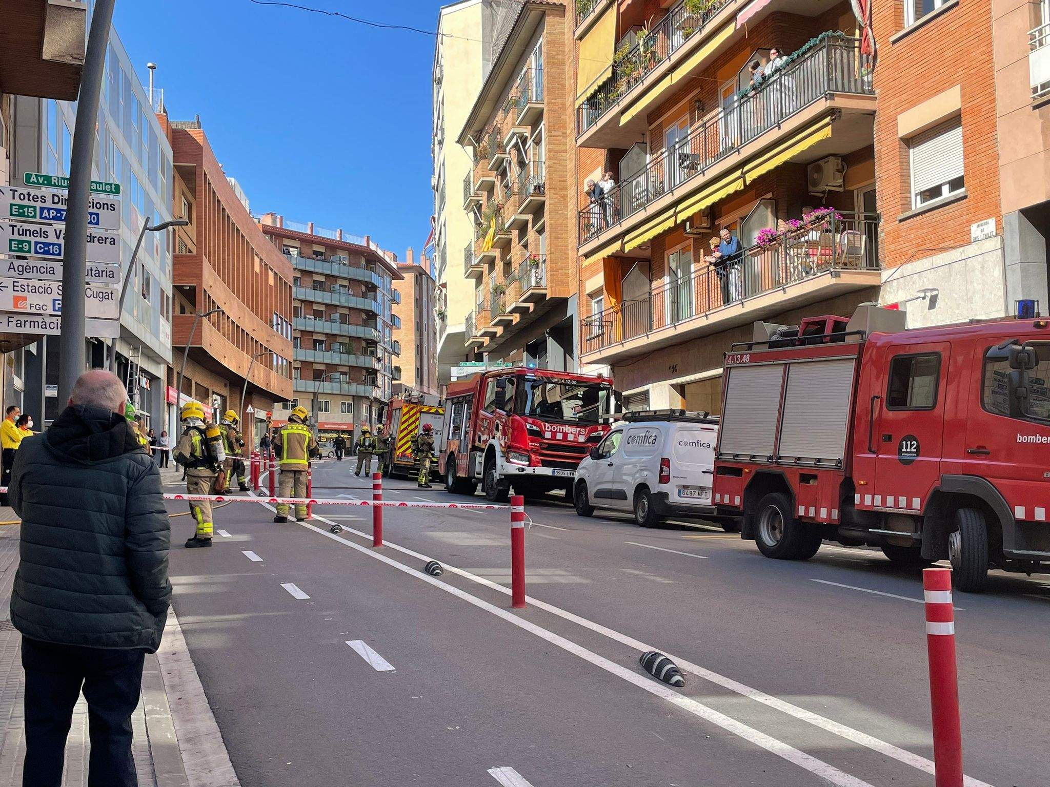 Els Bombers treballant en un incendi a Sant Cugat. FOTO: Àgata Guinó