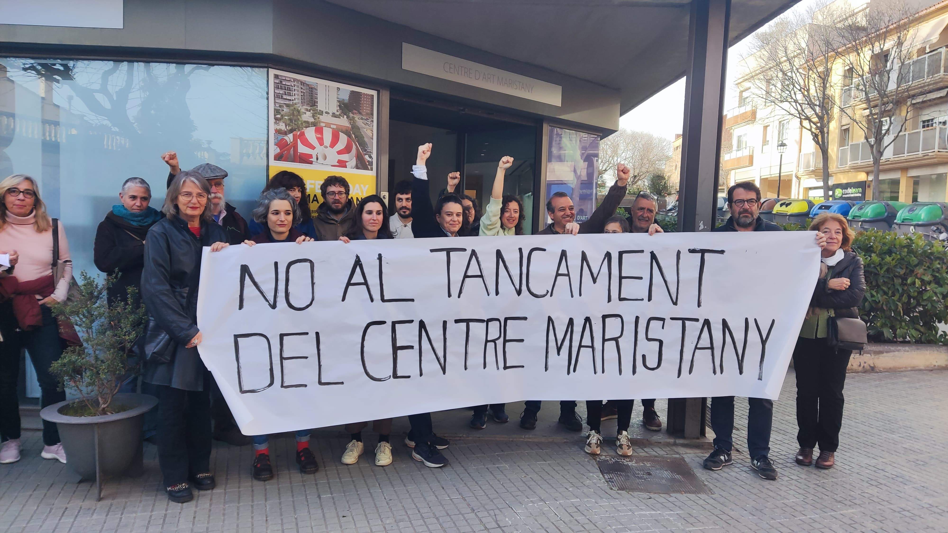 Membres de SOS Maristany a les portes del centre FOTO: TOT Sant Cugat