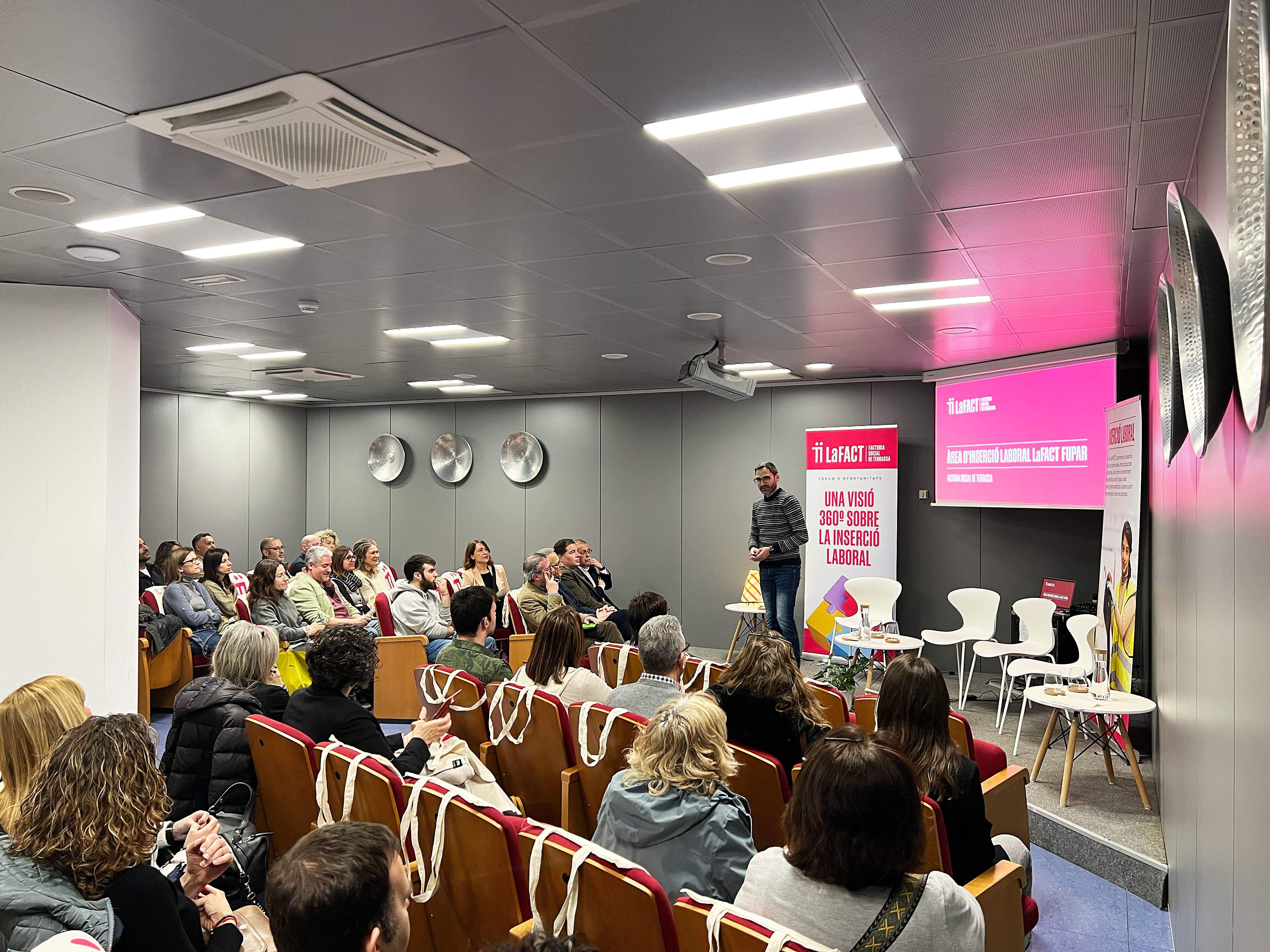 Vista general, amb Román Robledo, Direcció tècnica de l’àrea d’inserció laboral de LaFACT. FOTO: Cedida 