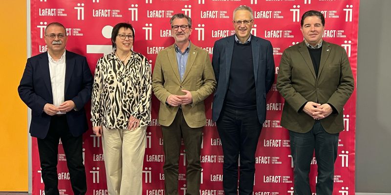 Foto de grup de Ferran Felius, del comissionat per a persones amb discapacitat de l’Ajuntament, Montserrat Lao, Directora de LaFACT, àrea d’inserció laboral de persones amb discapacitat intel·lectual, Josep María Vallès, alcalde de Sant Cugat, Ramon Flo, Director General de LaFACT, Albert Salarich, regidor d’empresa, Innovació i Internacionalització. FOTO: Cedida 