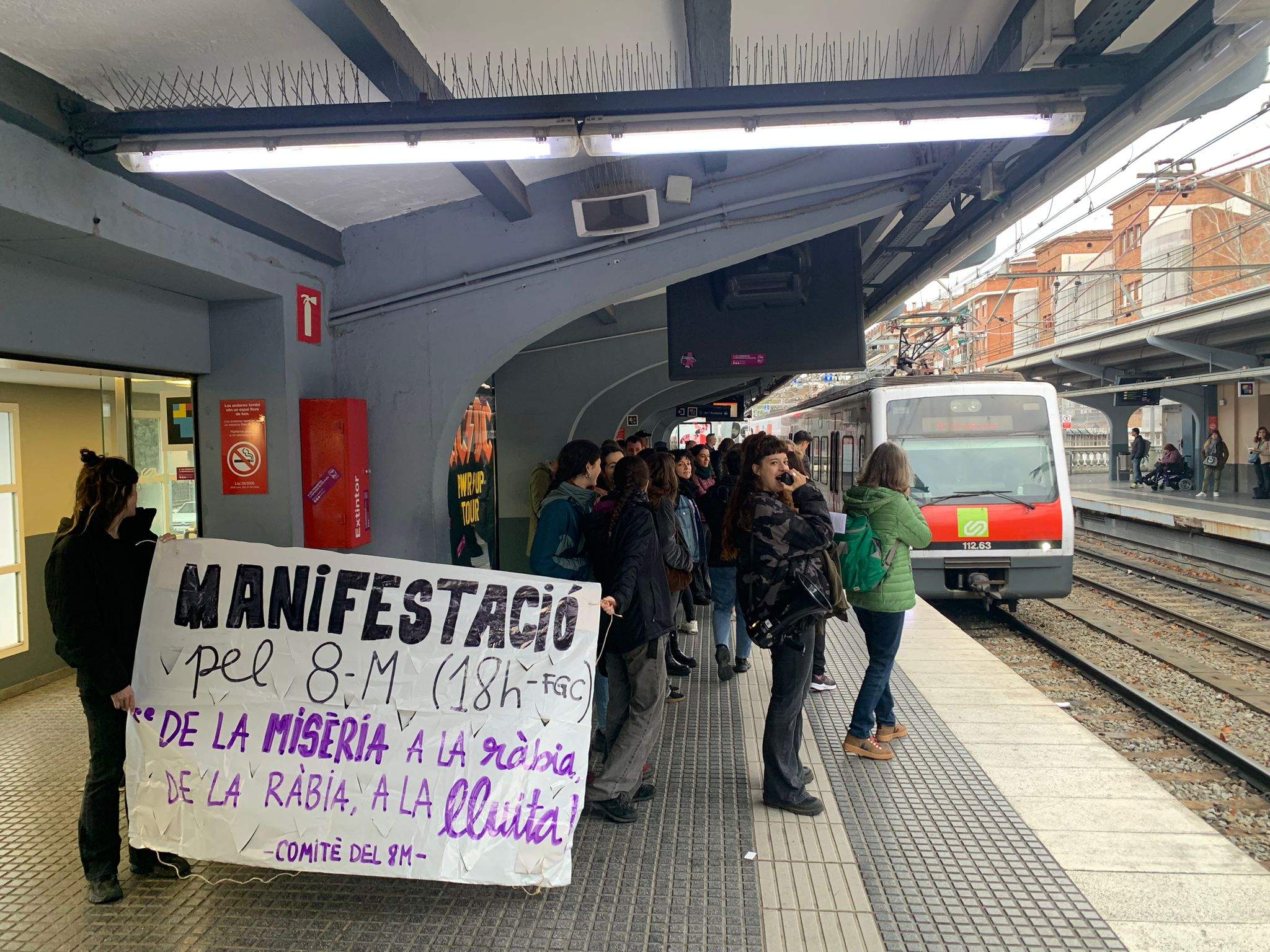 Reivindicació feminista a l'estació de Sant Cugat FOTO: TOT