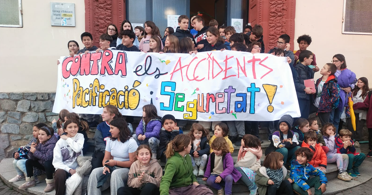 Protesta de l'escola Joan Maragall per demanar més seguretat en l'entorn de l'escola. FOTO: TOT