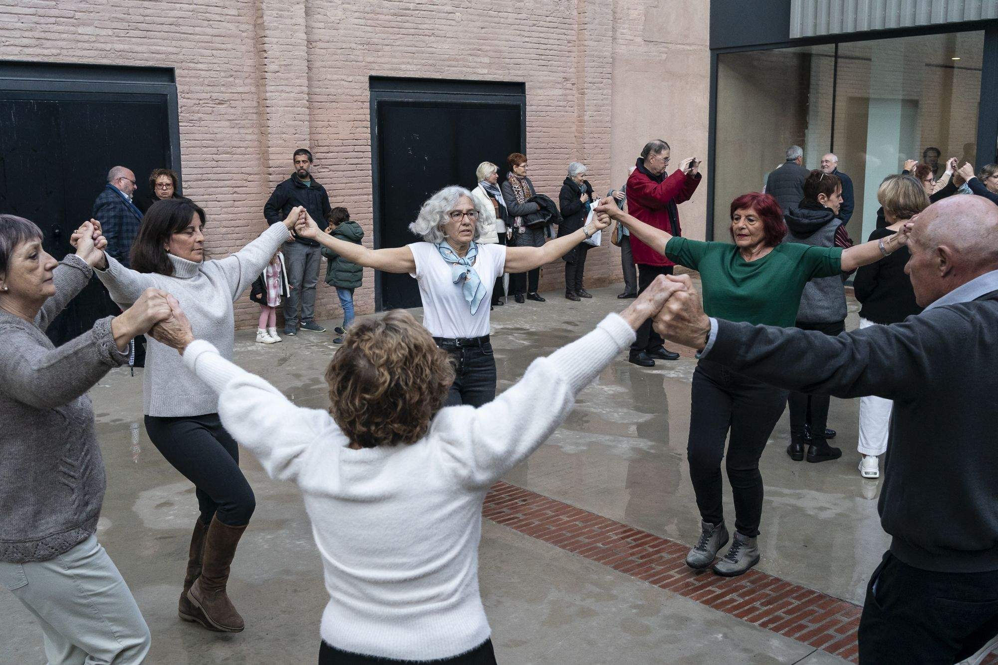 Abans de l'acte hi ha hagut ball de sardanes FOTO: Mireia Comas (TOT Sant Cugat)