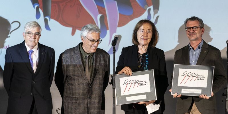  Elvira Àngels i Josep Maria Vallès amb la placa de reconeixement FOTO: Mireia Comas (TOT Sant Cugat)