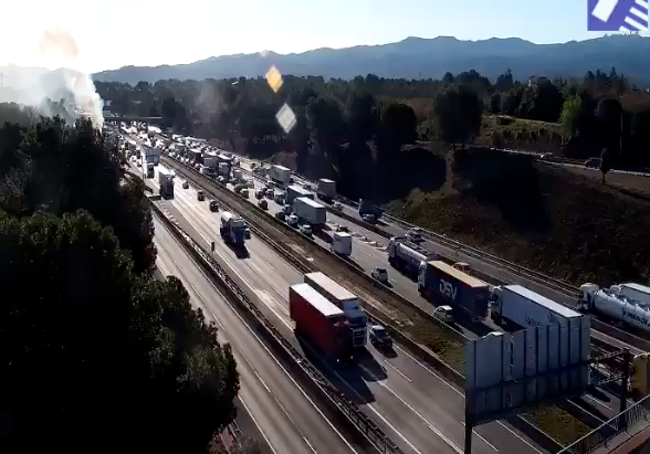 Un camió s'ha incendiat a l'AP-7 en el seu pas per Sant Cugat FOTO: Trànsit