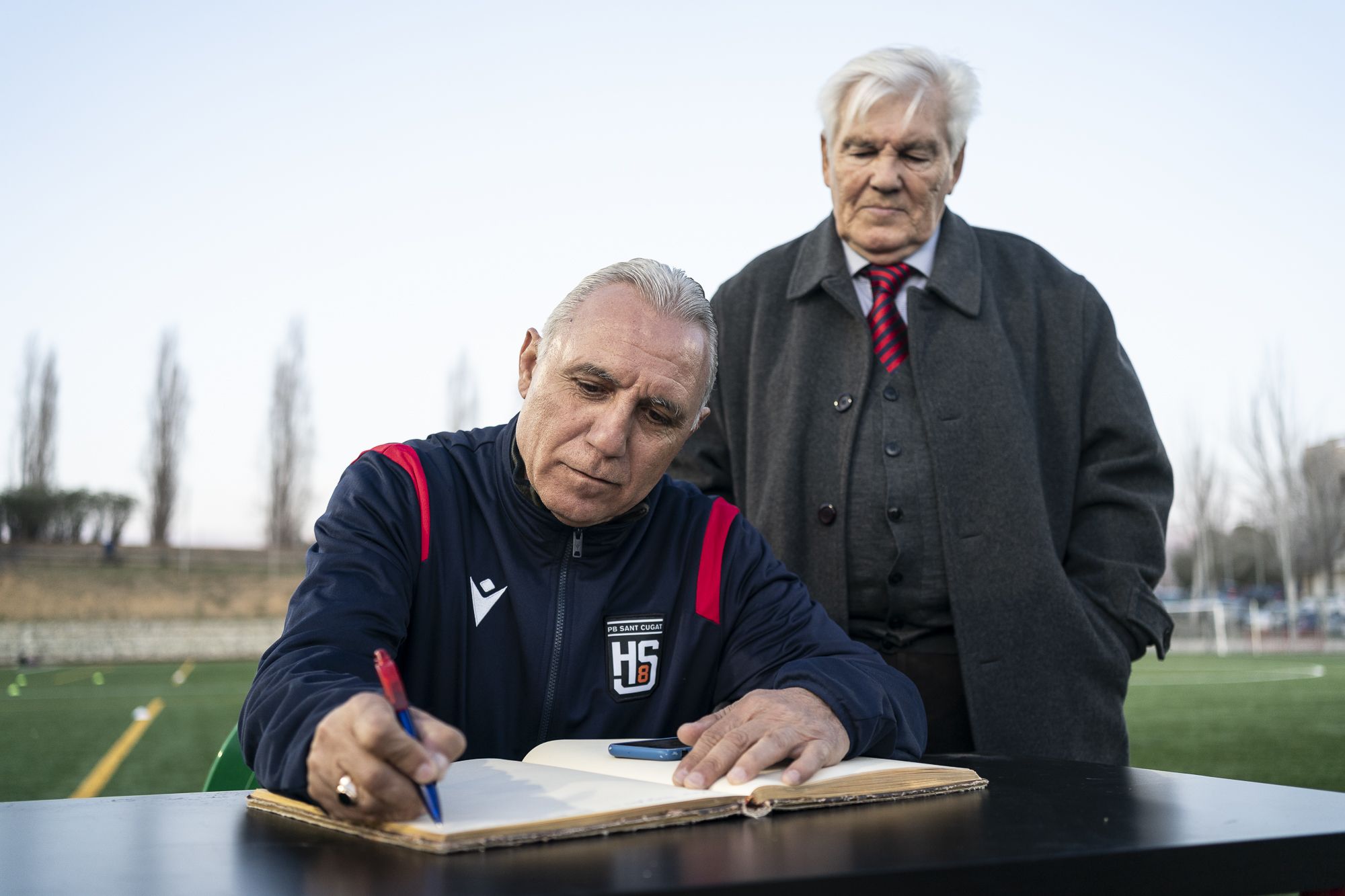 Hristo Stoichkov firmant el llibre d'honors de la Penya Blaugrana Sant Cugat en la presentació d'equips. FOTO: Mireia Comas