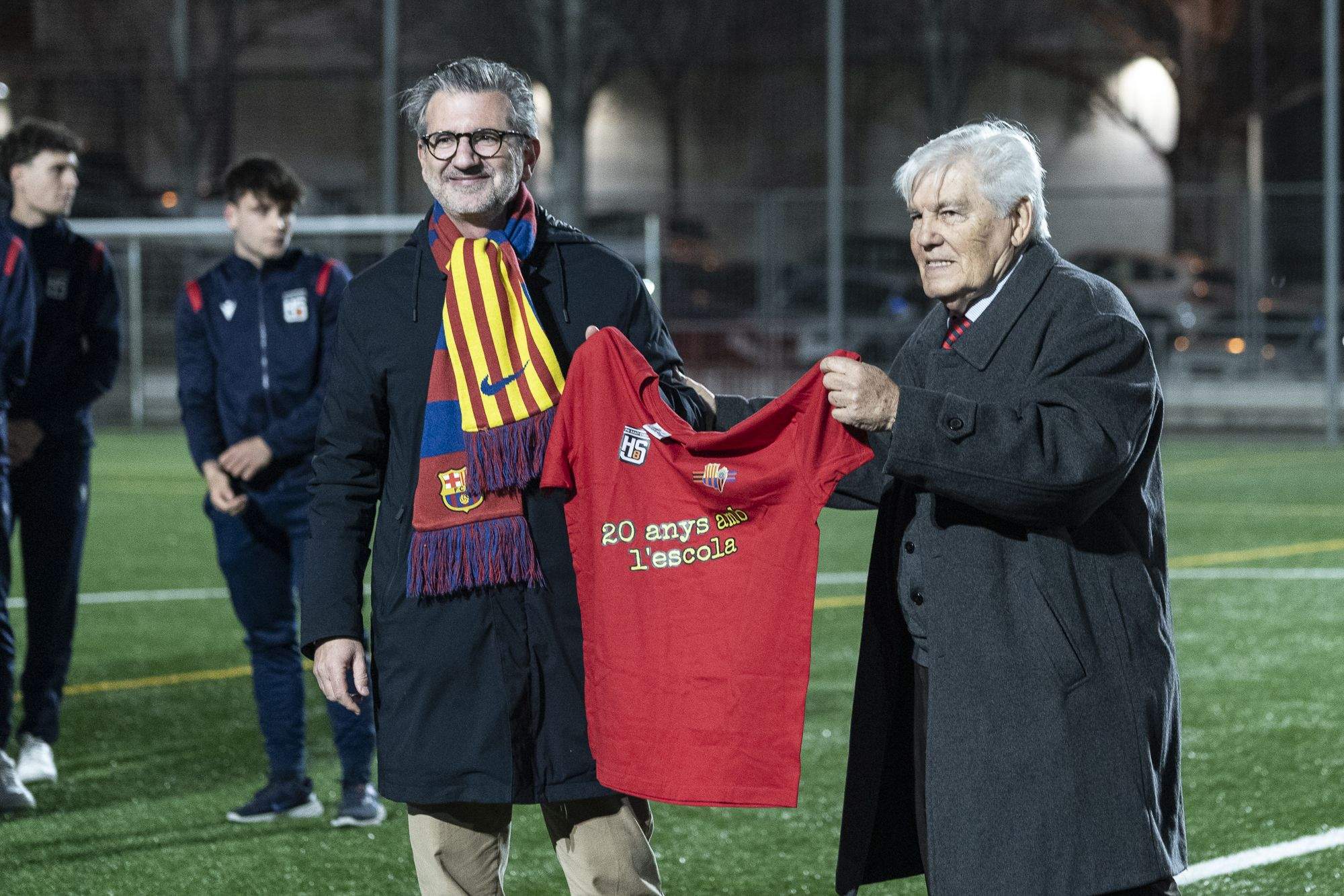 L'alcalde de Sant Cugat, Josep Maria Vallès, i el president de la Penya Blaugrana Sant Cugat, Josep Maria Fèlez, d'esquerra a dreta, en la presentació d'equips del club santcugatenc. FOTO: Mireia Comas