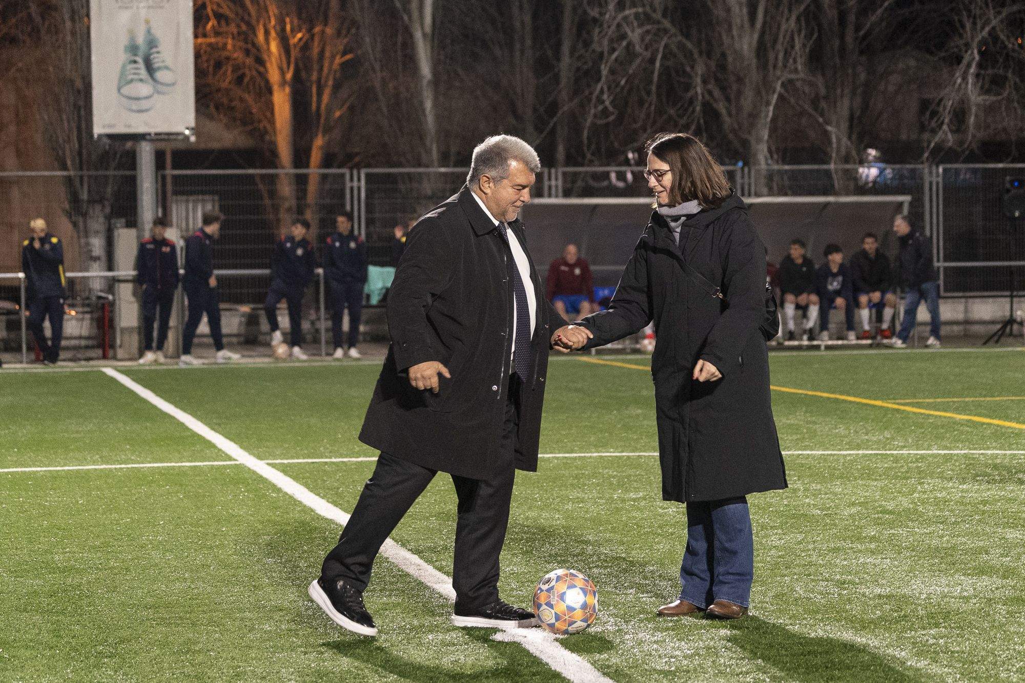 Joan Laporta, president del FC Barcelona, fa el servei d'honor del Partit de les Estrelles en la presentació d'equips de la Penya Blaugrana Sant Cugat. FOTO: Mireia Comas