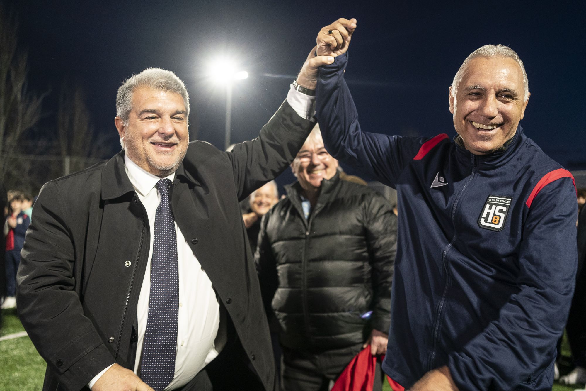 El president del FC Barcelona, Joan Laporta, i Hristo Stoichkov, d'esquerra a dreta, en la presentació d'equips de la Penya Blaugrana Sant Cugat. FOTO: Mireia Comas
