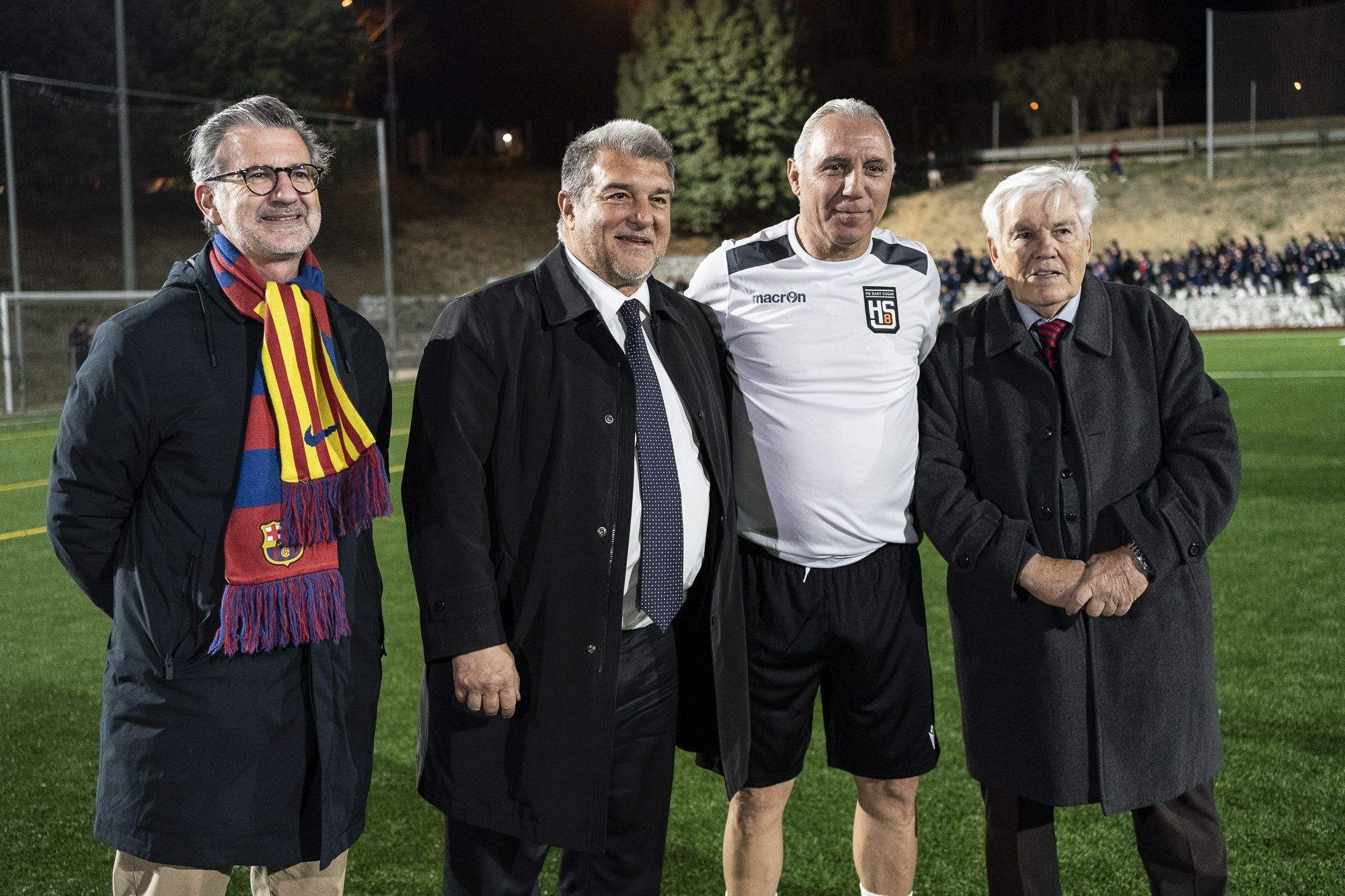 L'alcalde de Sant Cugat, Josep Maria Vallès, el president del FC Barcelona, Joan Laporta, Hristo Stoichkov i Josep Maria Félez, d'esquerra a dreta, en la presentació d'equips de la Penya Blaugrana Sant Cugat. FOTO: Mireia Comas