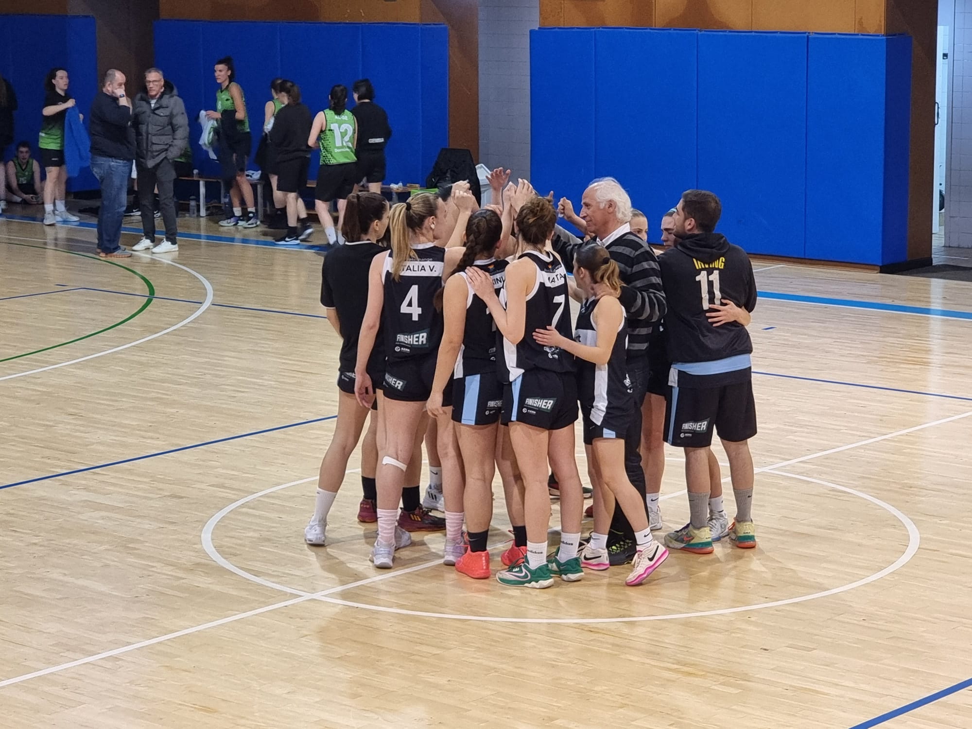 Victòria del Qbasket Sant Cugat davant de l'afició. FOTO: Cedida