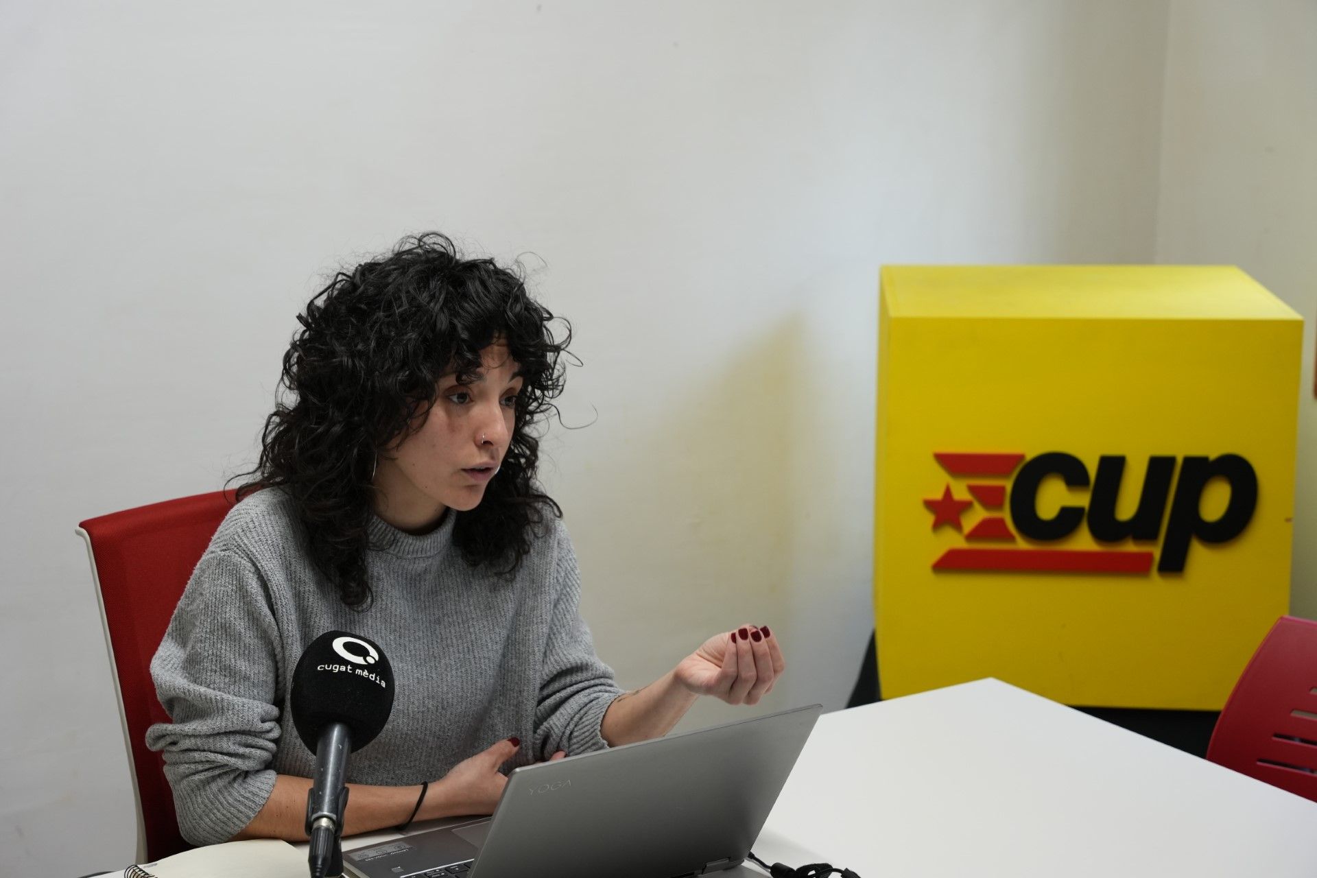 La regidora de la CUP Ariadna Sierra ha presentat la moció sobre l'àmbit de les cures. FOTO: CUP Sant Cugat