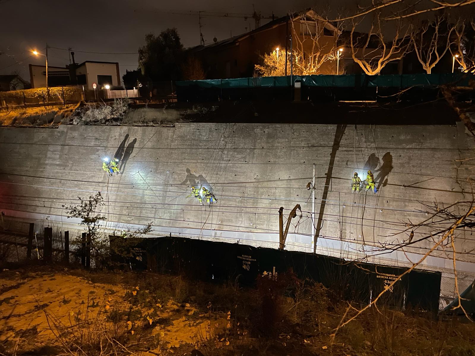 Els operaris treballant durant la nit FOTO: TOT Sant Cugat